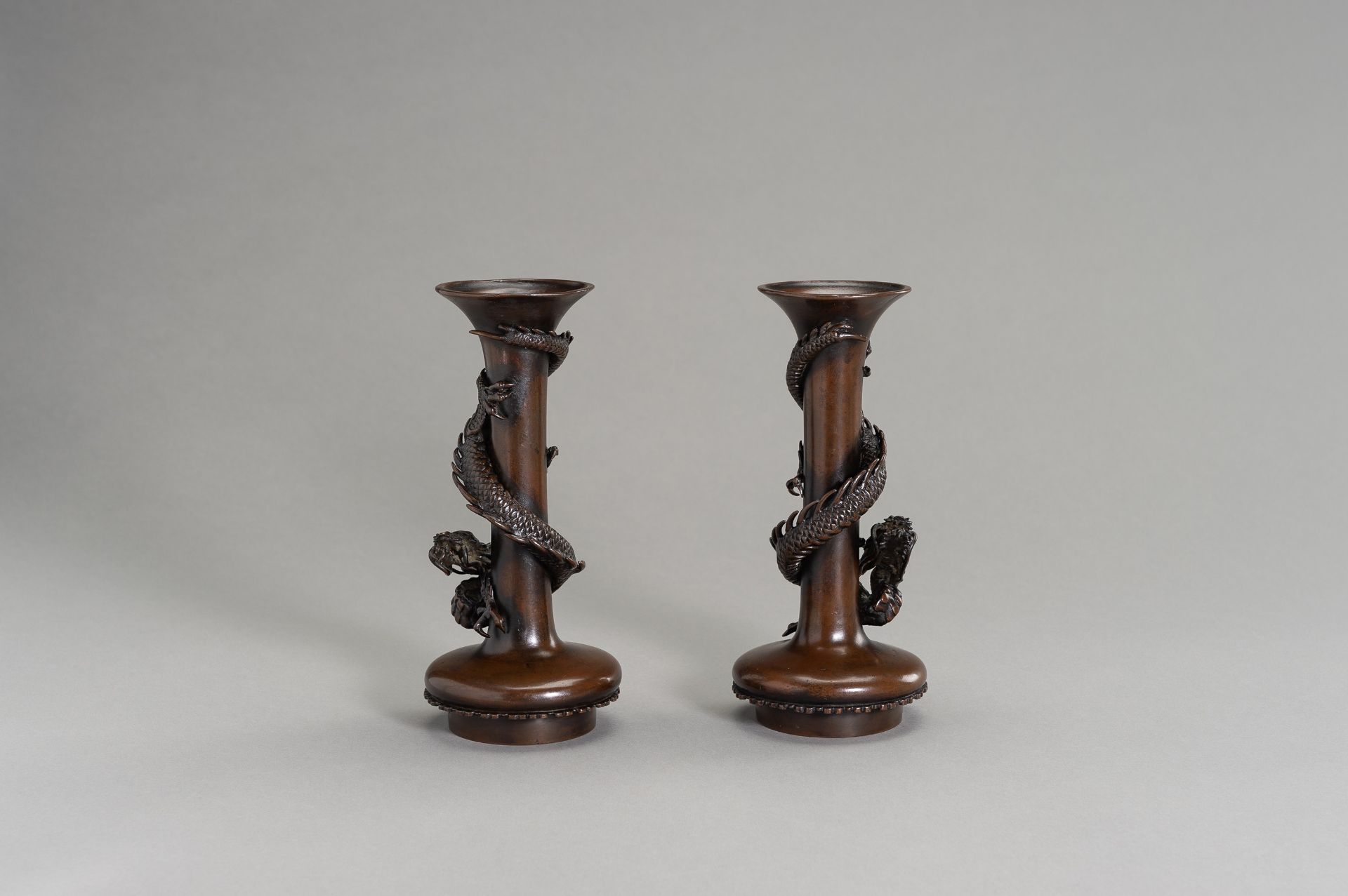 SUZUKI MASAYOSHI: A FINE PAIR OF BRONZE VASES WITH DRAGONS - Bild 2 aus 11