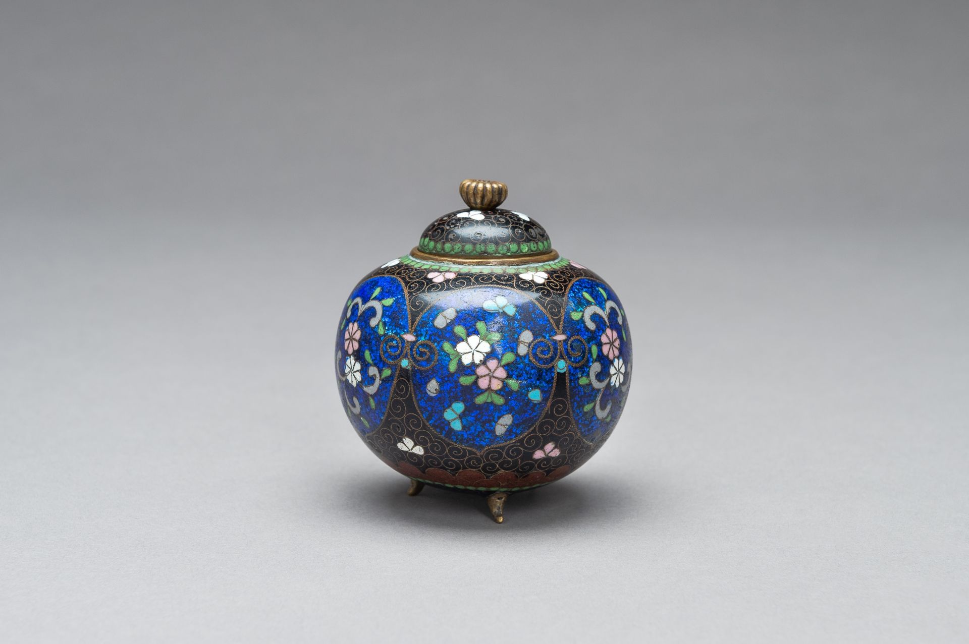 A CLOISONNE KORO WITH COVER - Image 4 of 10