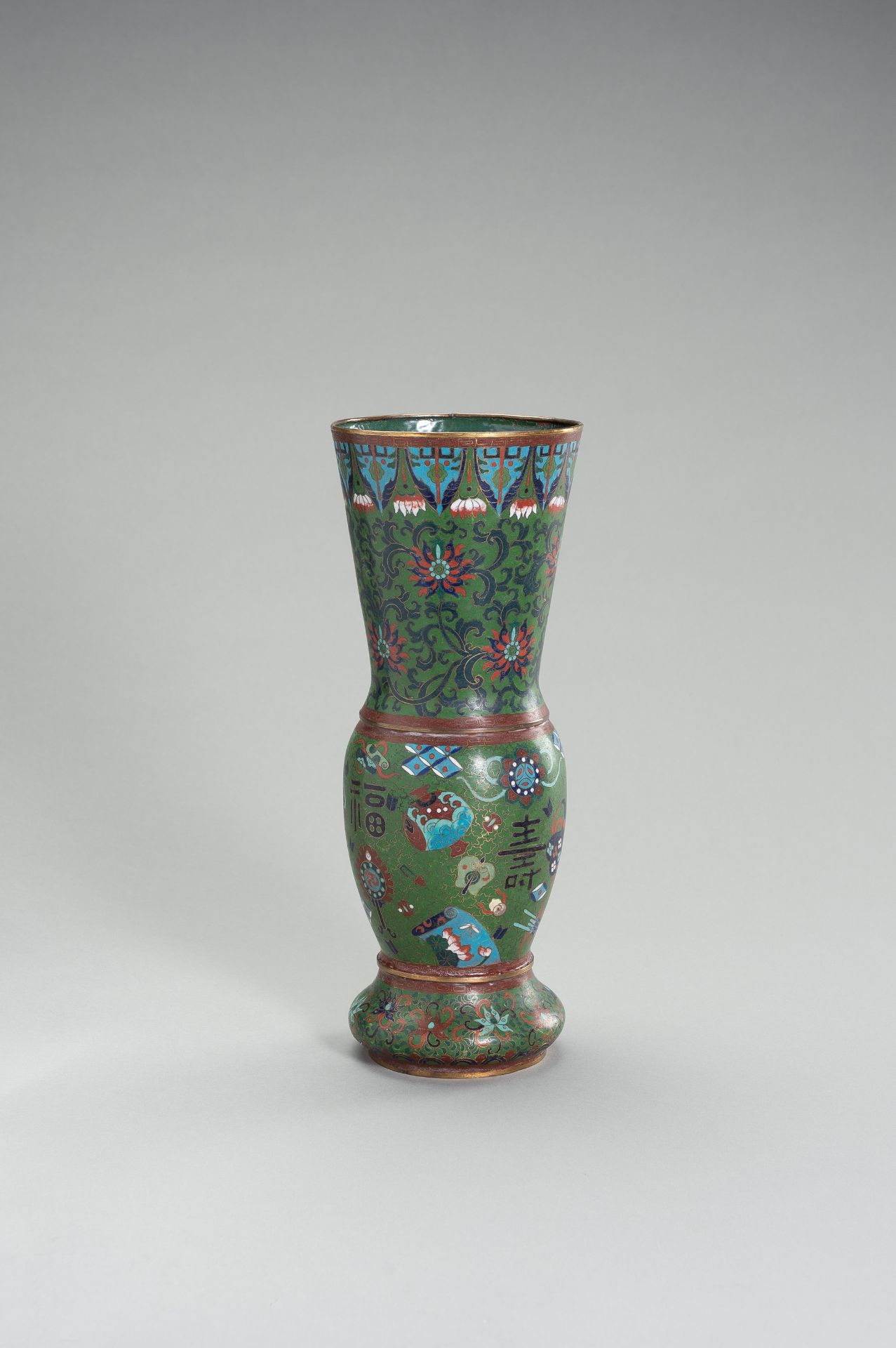 A LARGE CLOISONNE ENAMEL VASE WITH LOTUS AND AUSPICIOUS SYMBOLS - Image 8 of 11