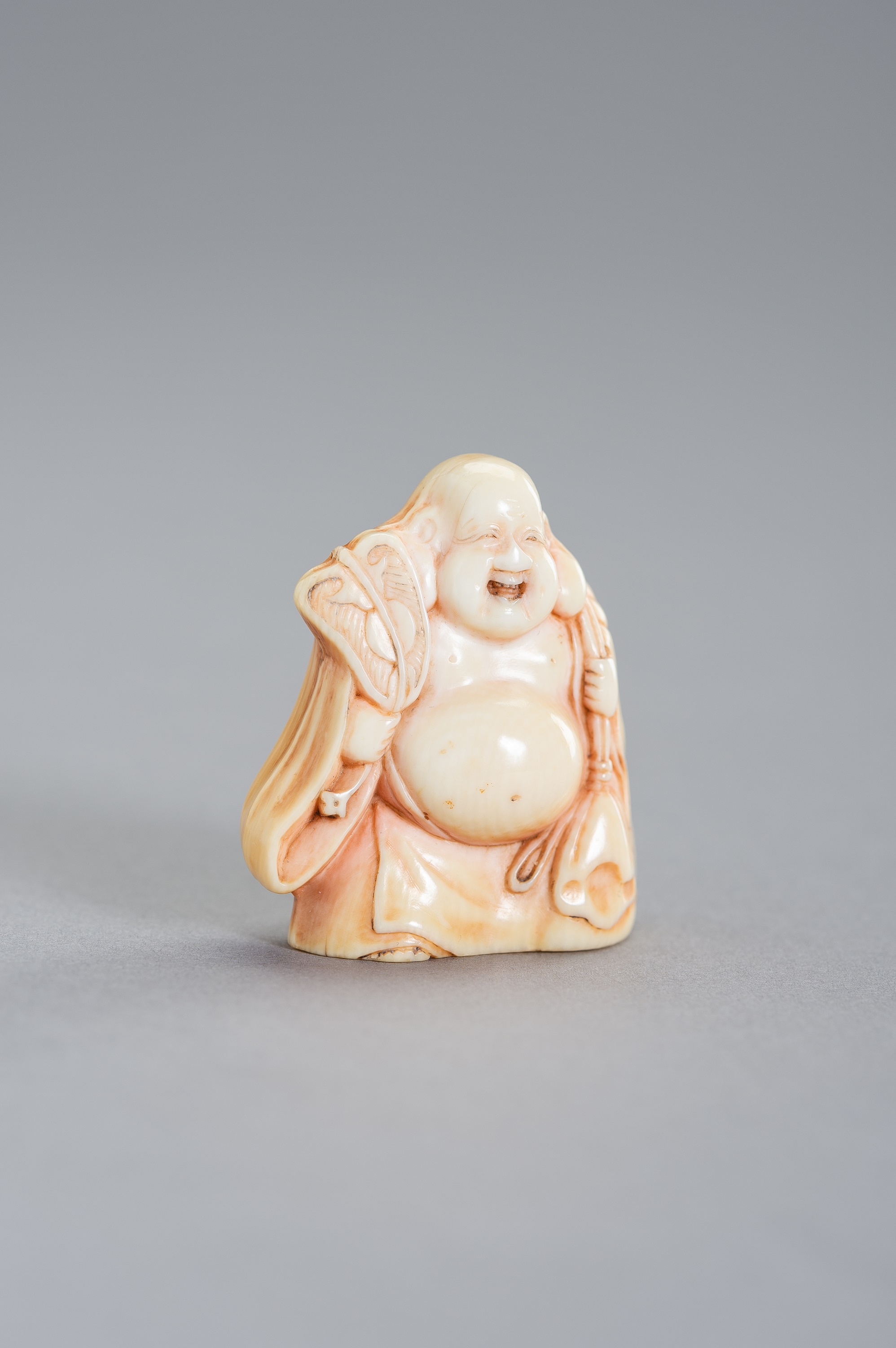 UEDA KOHOSAI: AN IVORY NETSUKE OF A BIZEN WARE CERAMIC MODEL OF HOTEI - Image 3 of 3