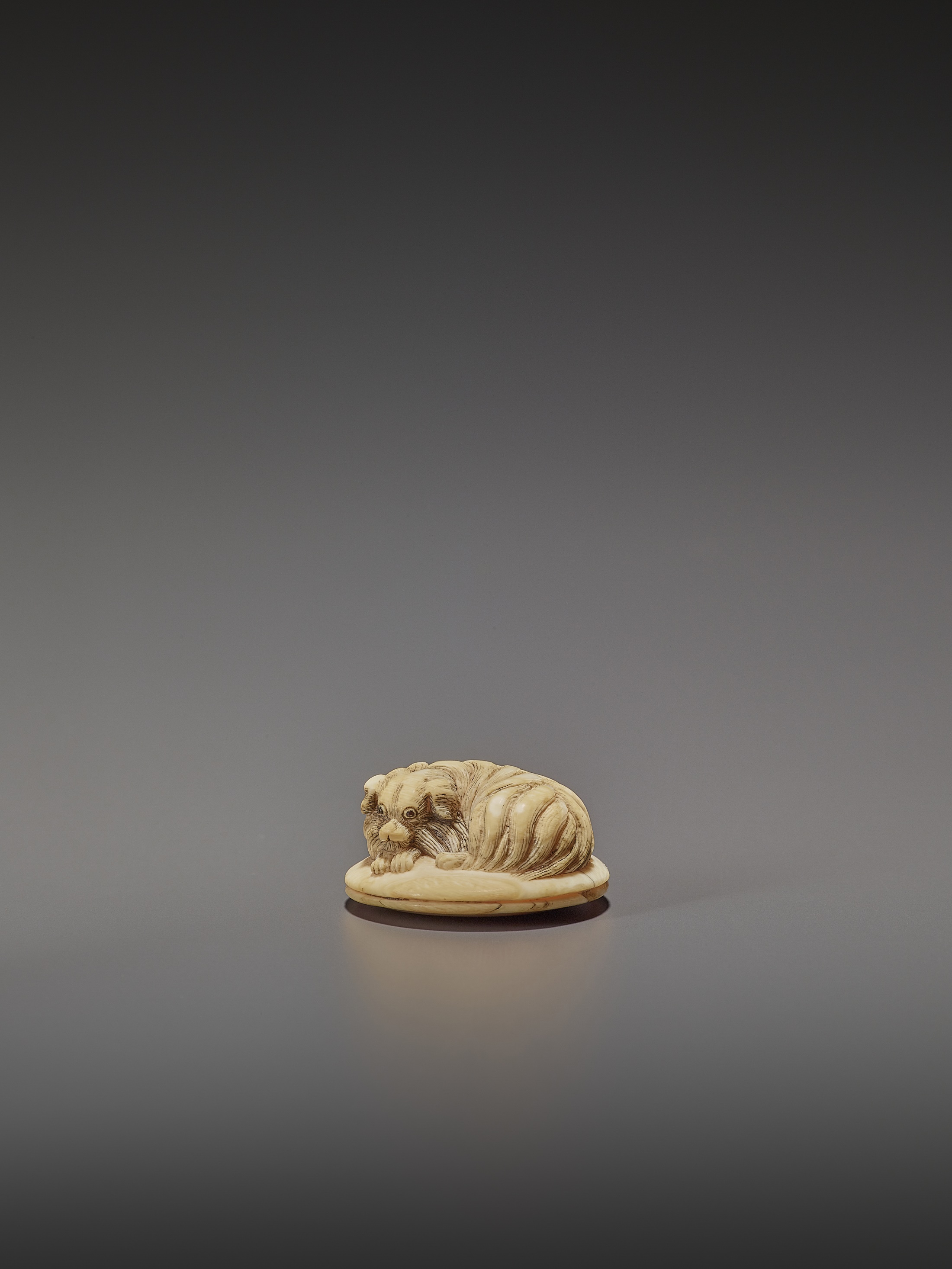 AN IVORY NETSUKE OF A SHAGGY DOG ON A ZABUTON - Image 3 of 3