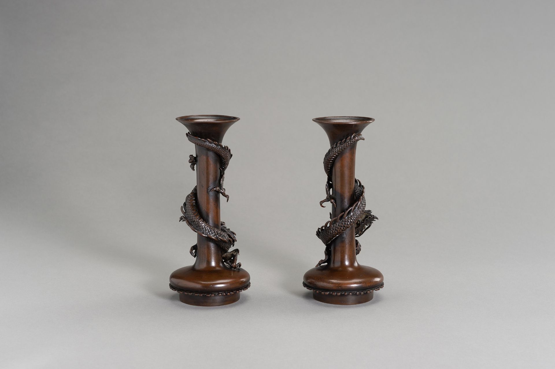 SUZUKI MASAYOSHI: A FINE PAIR OF BRONZE VASES WITH DRAGONS - Bild 6 aus 11