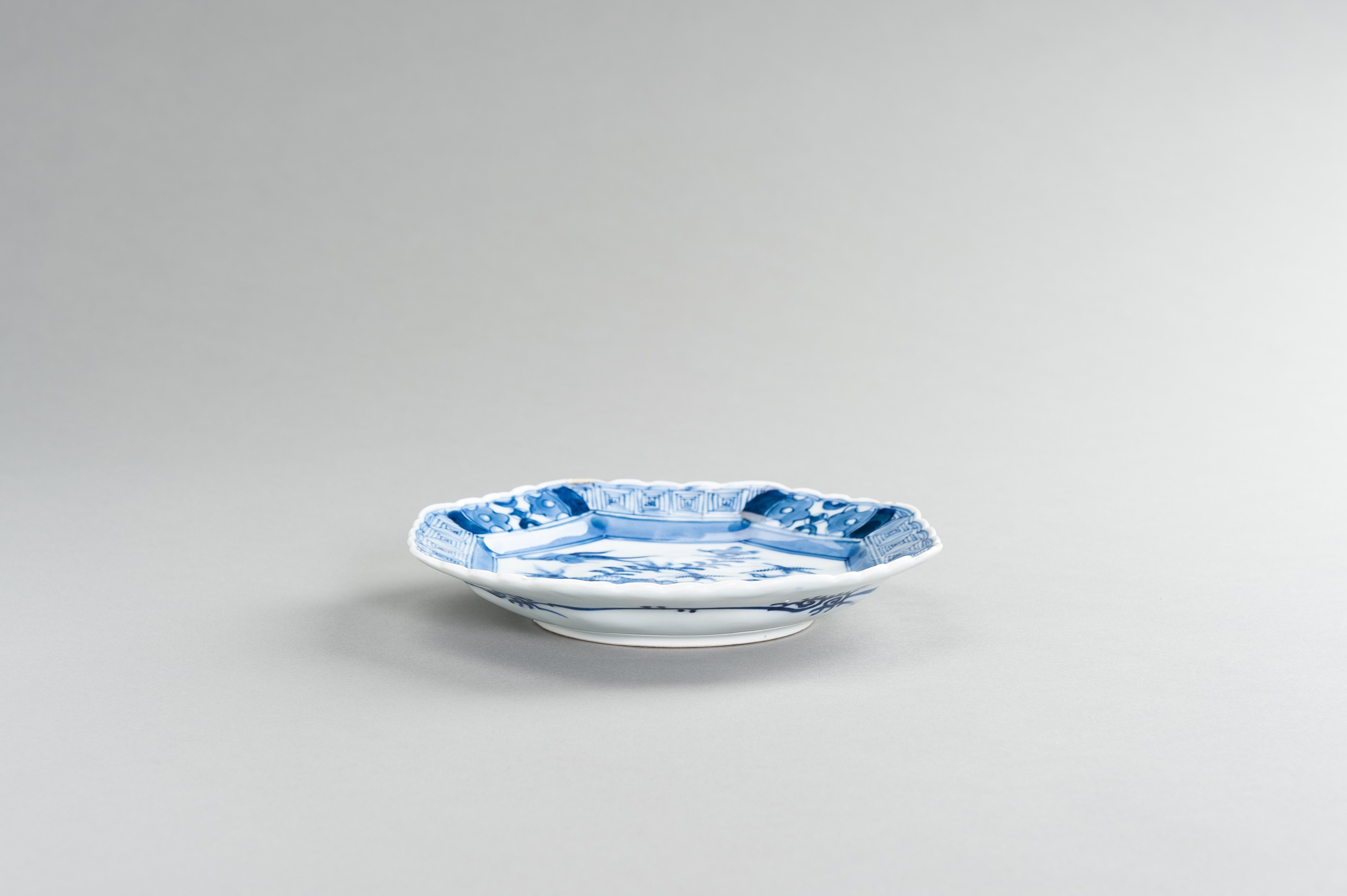 A LOBED BLUE AND WHITE ARITA PORCELAIN DISH - Image 3 of 5