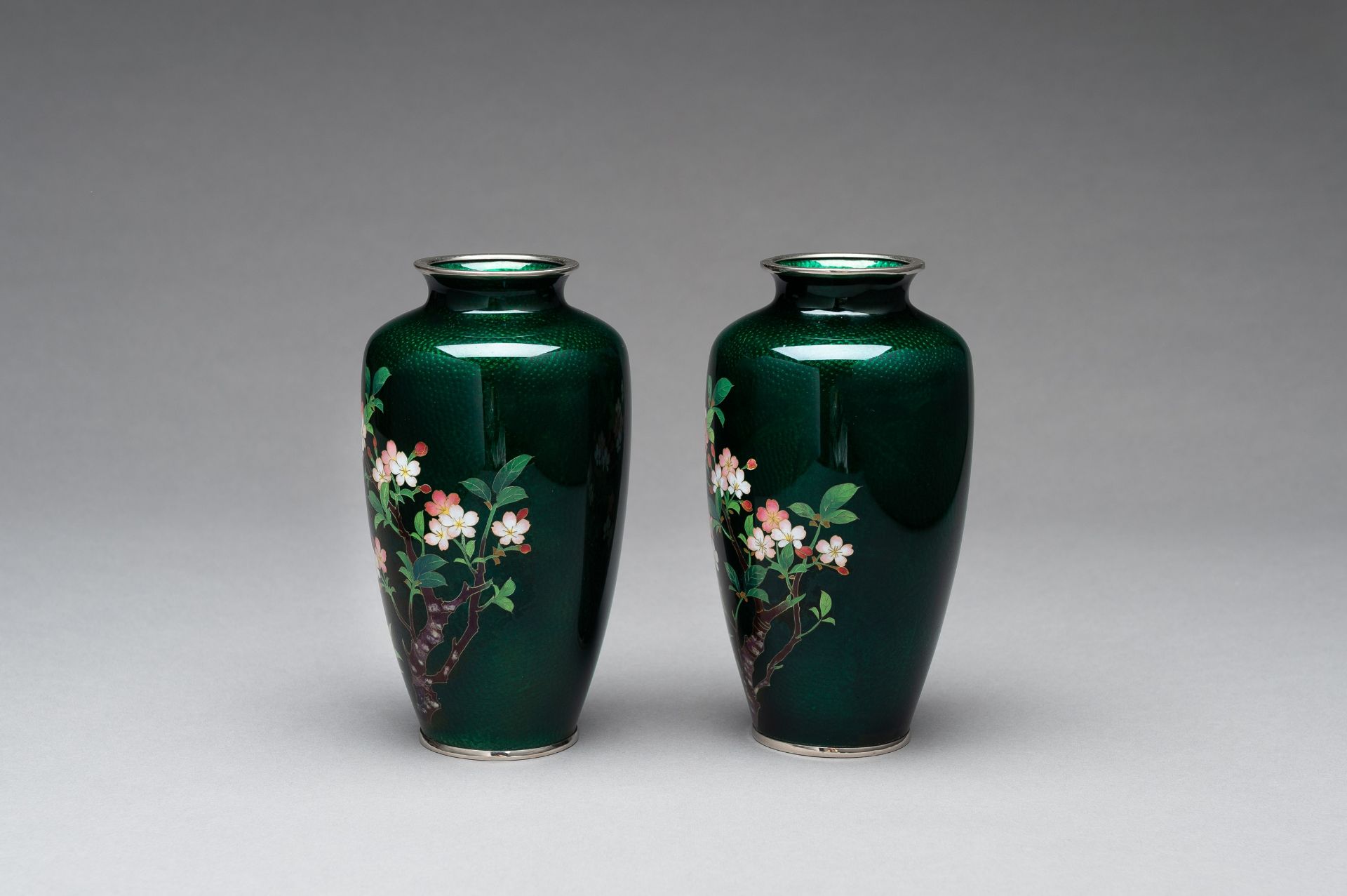 A PAIR OF ANDO STYLE GINBARI CLOISONNE VASES - Image 2 of 8