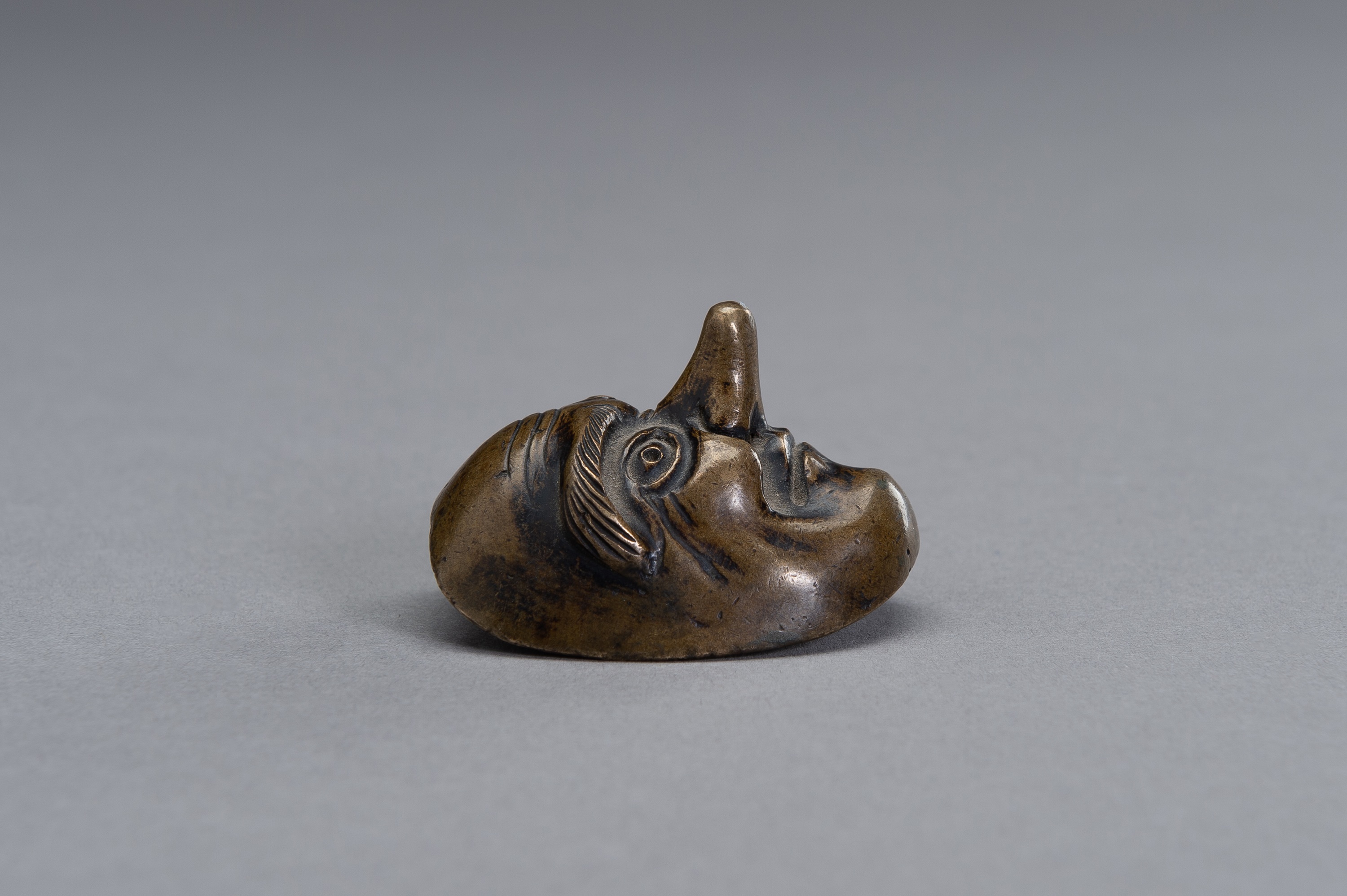 A BRONZE SCROLL WEIGHT IN THE SHAPE OF A NOH MASK - Image 9 of 9