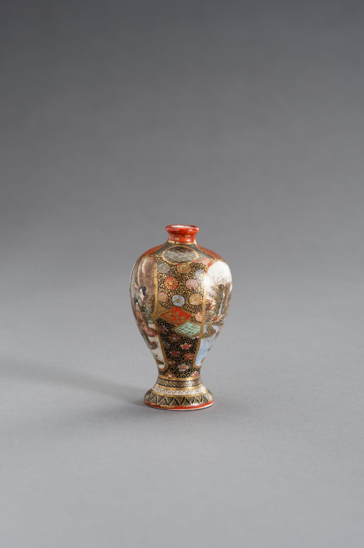 A FINE SATSUMA EARTHENWARE VASE DEPICTING COURT LADIES AND A LANDSCAPE - Image 3 of 10