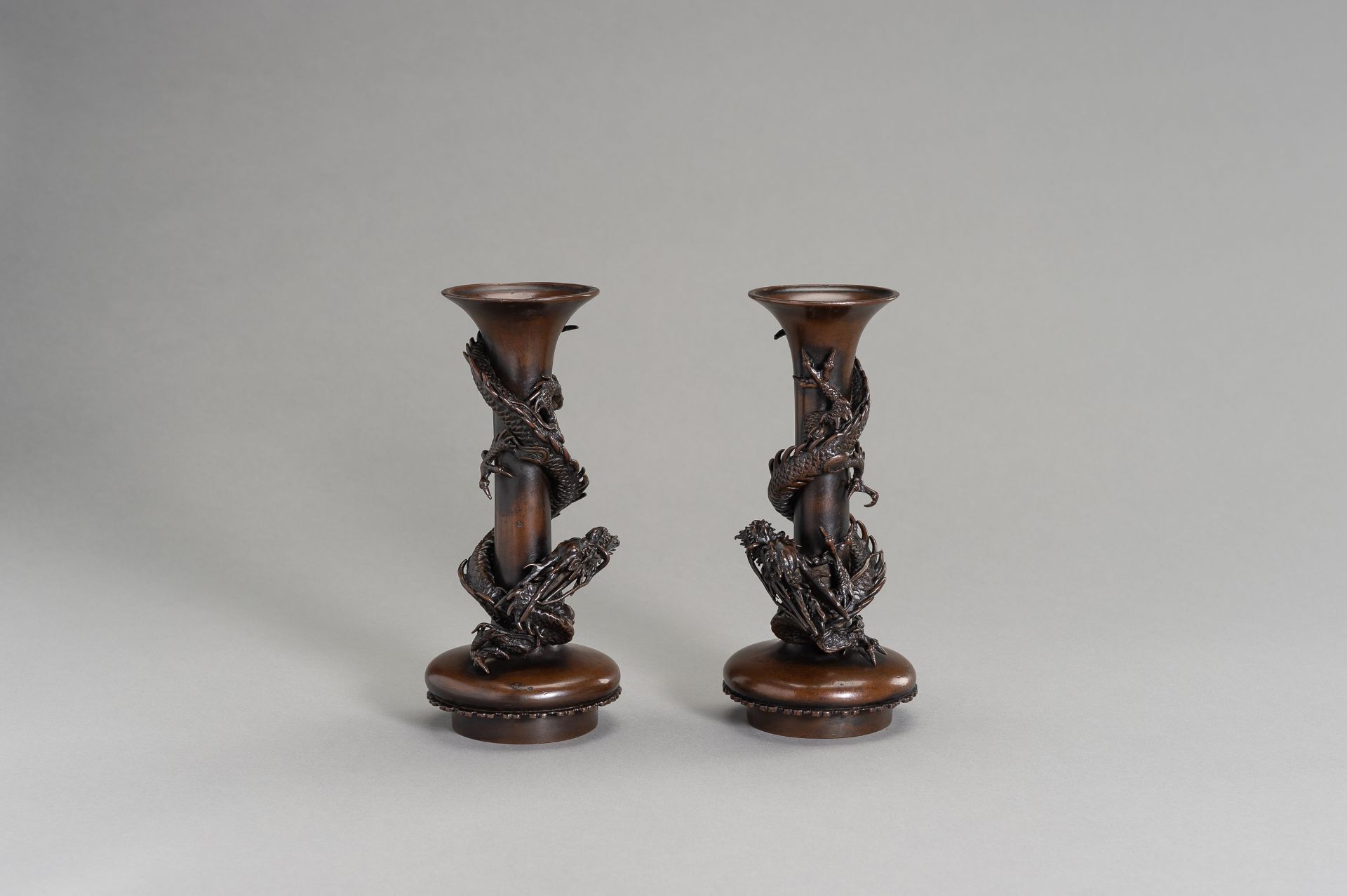 SUZUKI MASAYOSHI: A FINE PAIR OF BRONZE VASES WITH DRAGONS