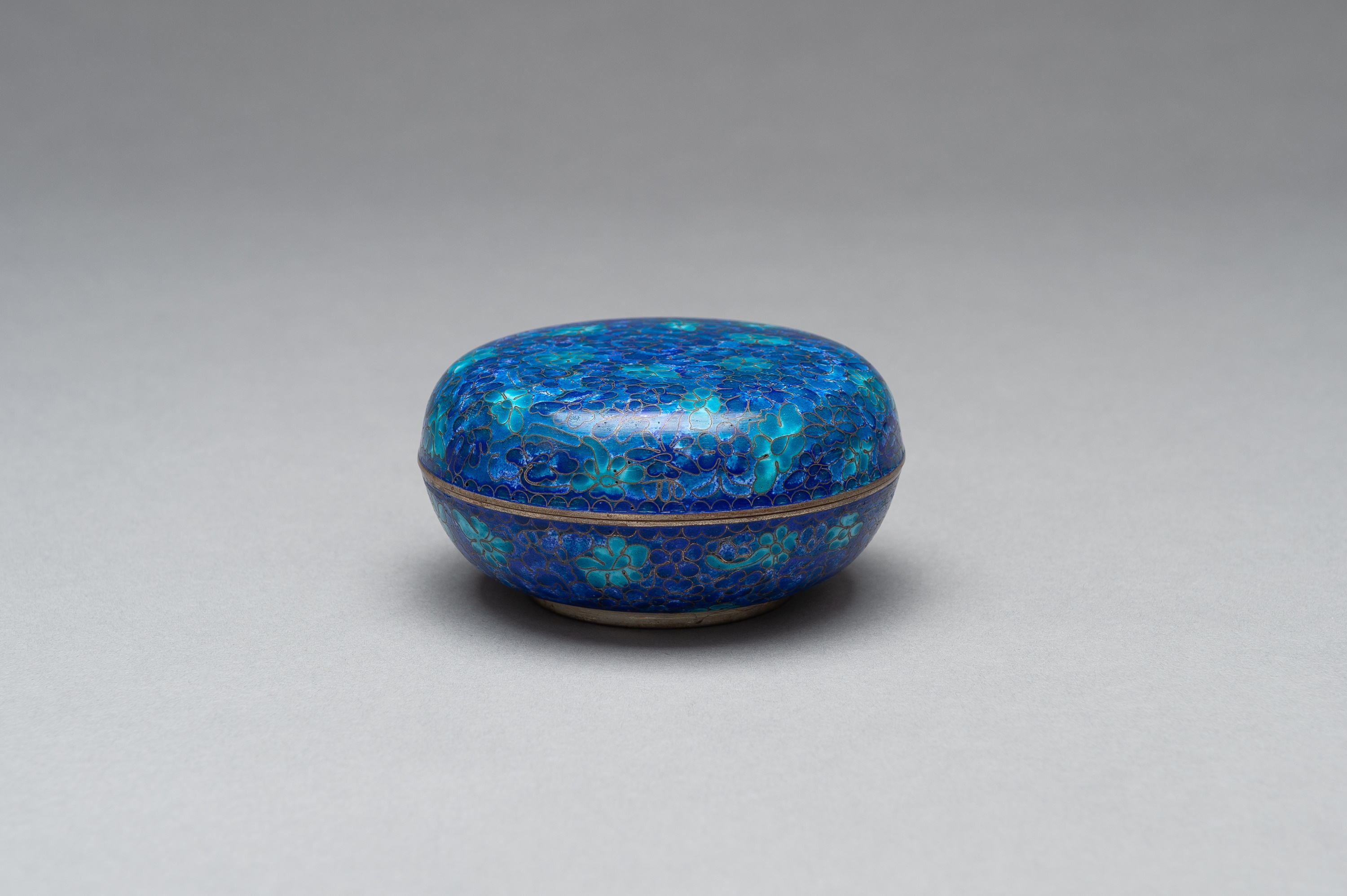 A LIDDED CLOISONNE BOX - Image 4 of 11