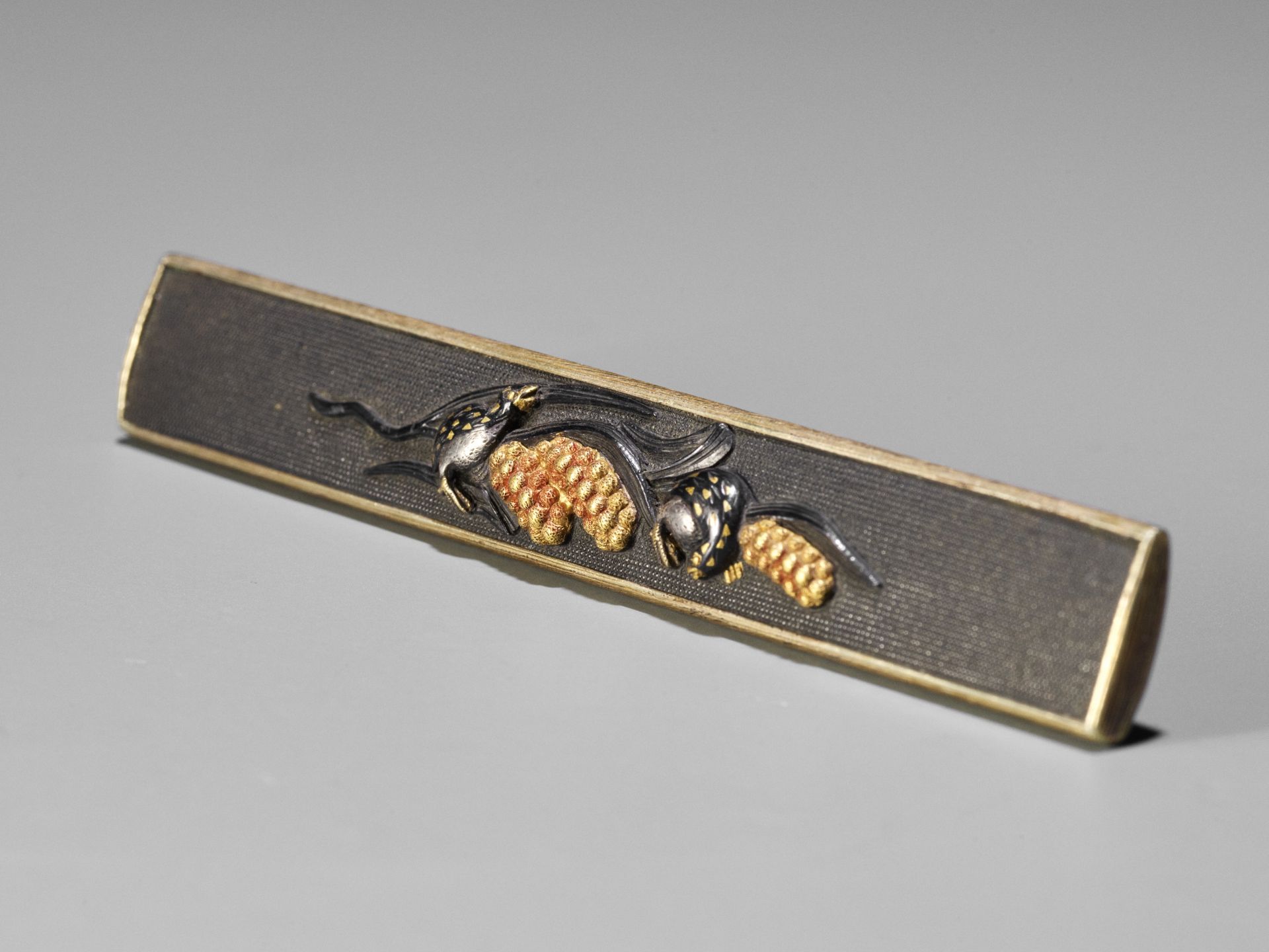 A RARE SET OF A KOZUKA AND MATCHING GOLD MENUKI PAIR DEPICTING QUAILS AND MILLET - Image 3 of 8