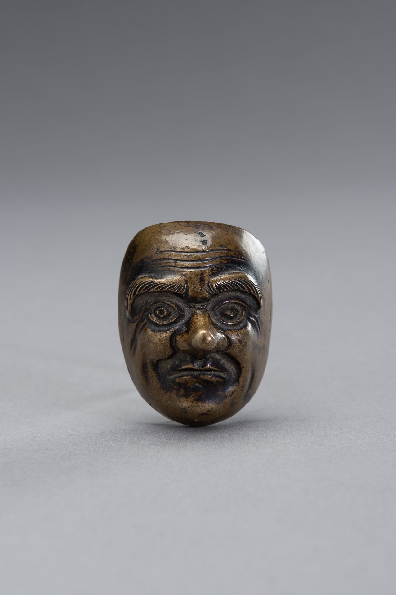 A BRONZE SCROLL WEIGHT IN THE SHAPE OF A NOH MASK - Bild 2 aus 9