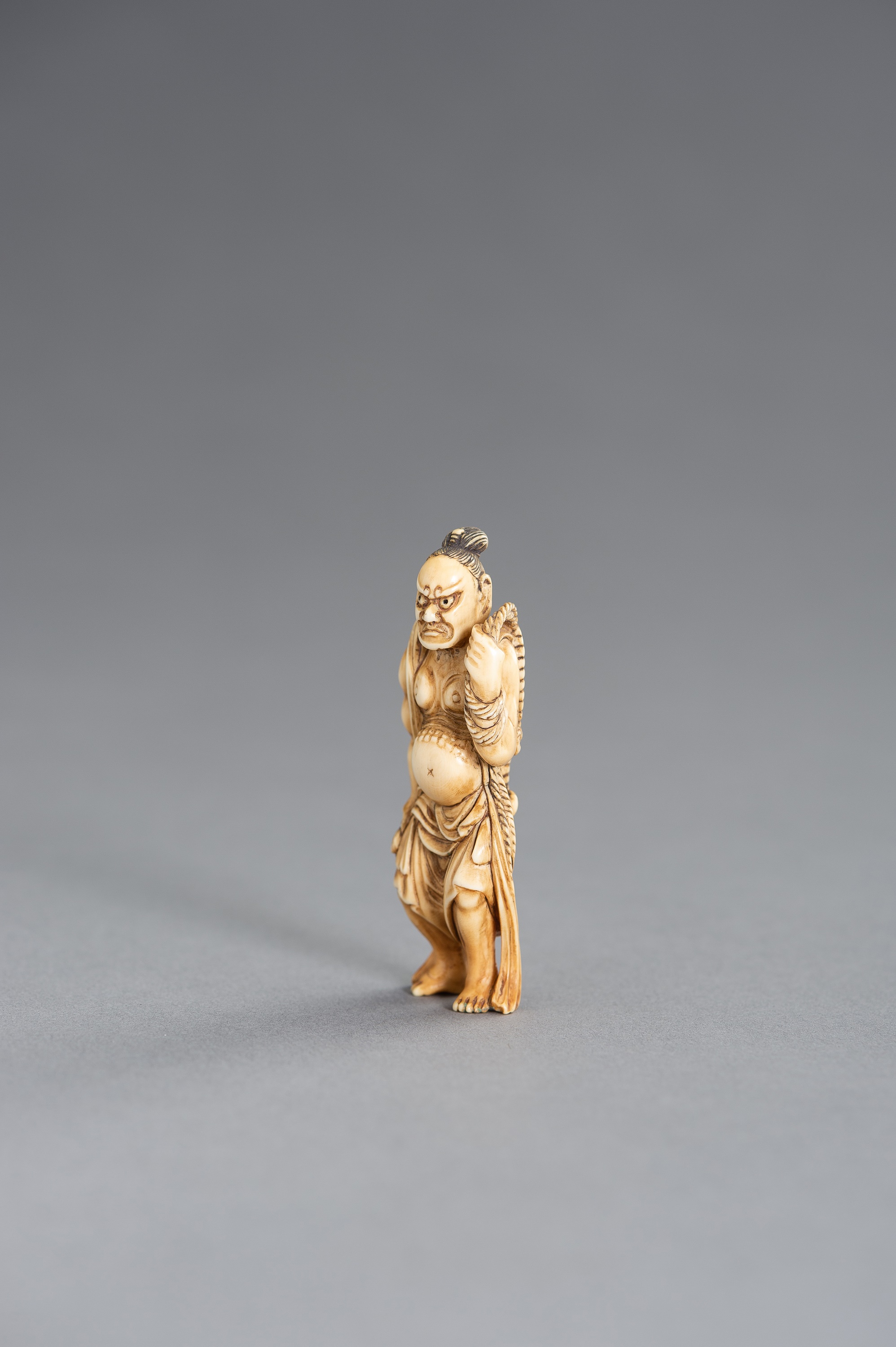 TOMOCHIKA: AN IVORY NETSUKE OF A NIO GUARDIAN WITH WARAJI - Image 2 of 3