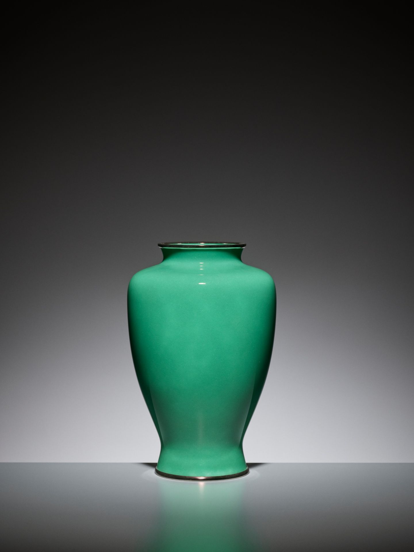 AN EMERALD GREEN CLOISONNE ENAMEL VASE WITH PEONY, ATTRIBUTED TO THE WORKSHOP OF ANDO JUBEI - Image 3 of 6