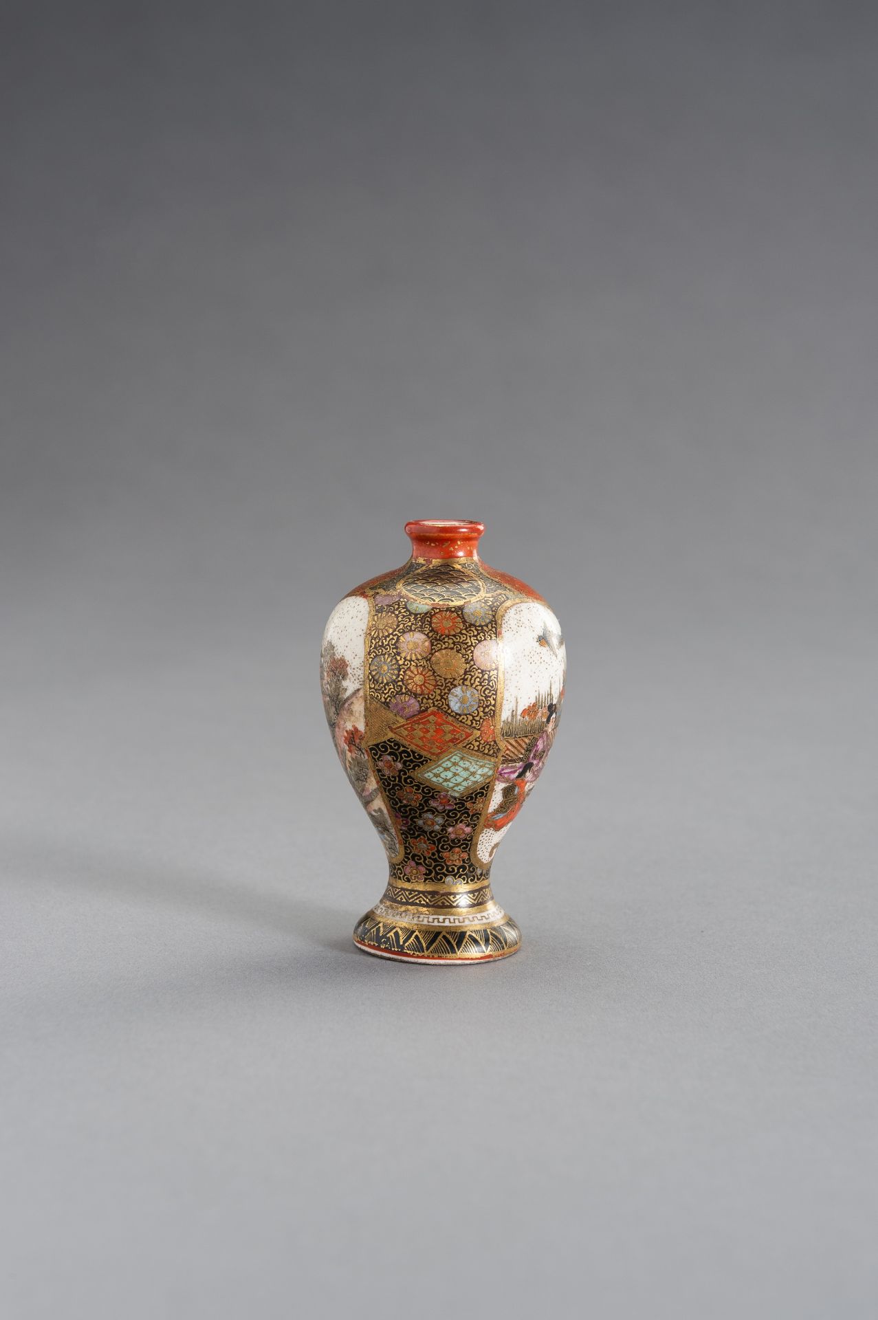 A FINE SATSUMA EARTHENWARE VASE DEPICTING COURT LADIES AND A LANDSCAPE - Image 6 of 10