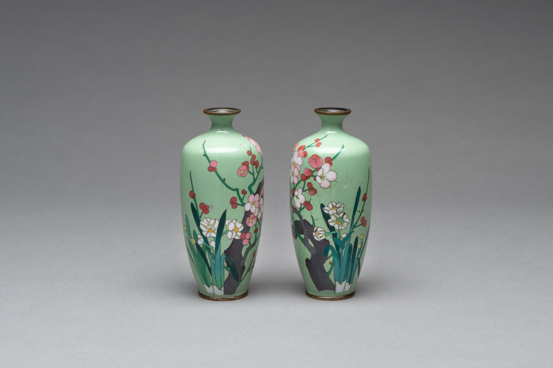 A PAIR OF CLOISONNE ENAMEL VASES - Image 6 of 8