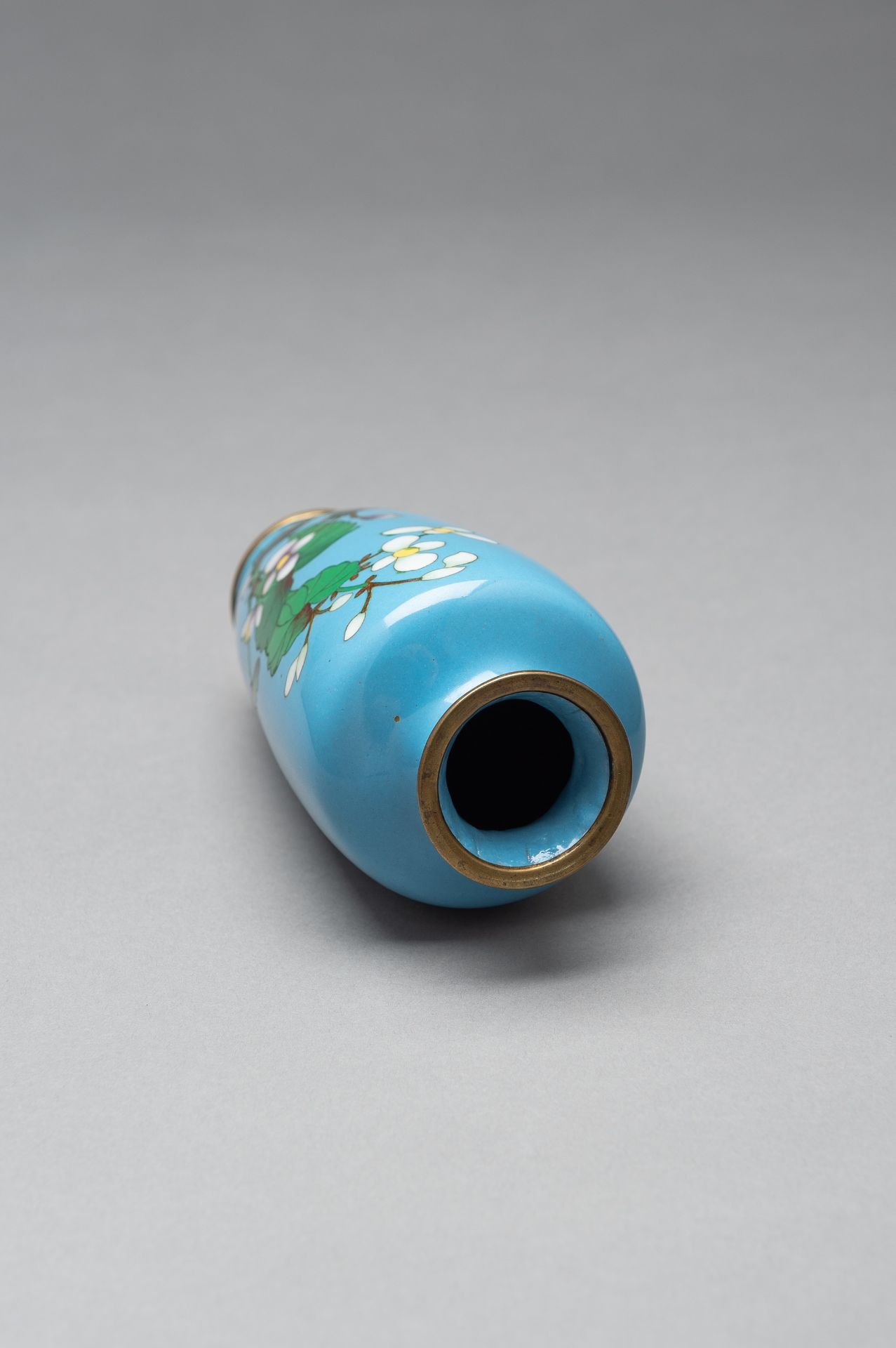 A LIGHT BLUE CLOISONNE ENAMEL VASE - Image 8 of 8