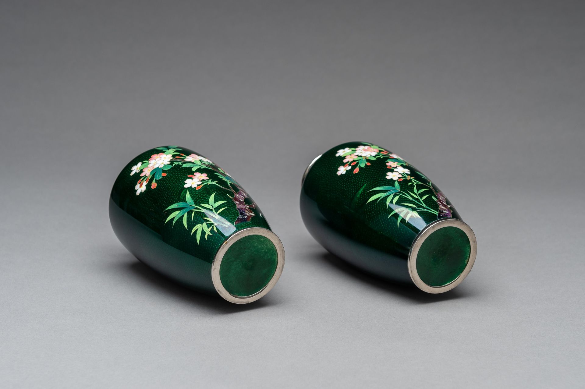 A PAIR OF ANDO STYLE GINBARI CLOISONNE VASES - Image 7 of 8