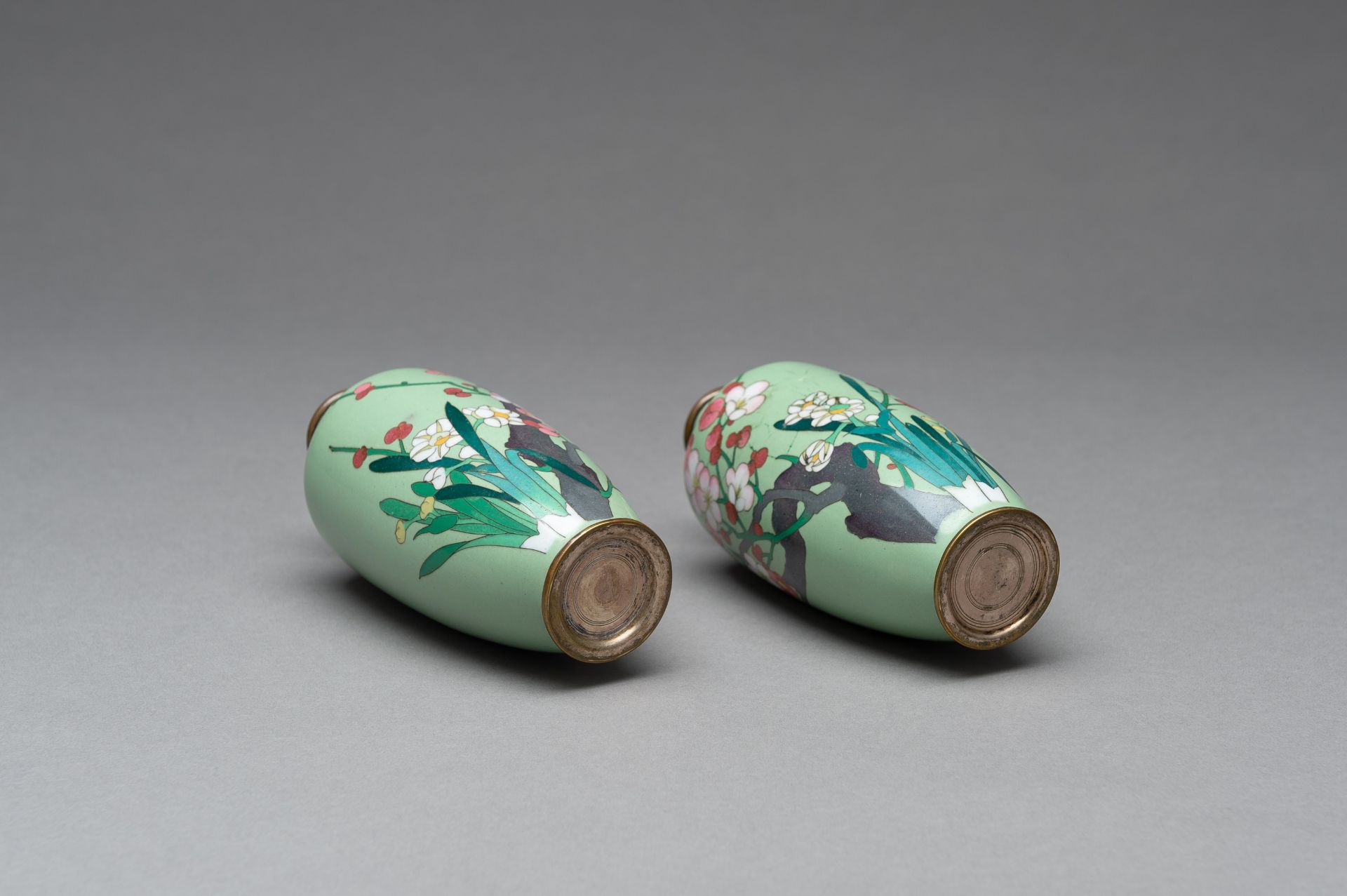 A PAIR OF CLOISONNE ENAMEL VASES - Image 7 of 8