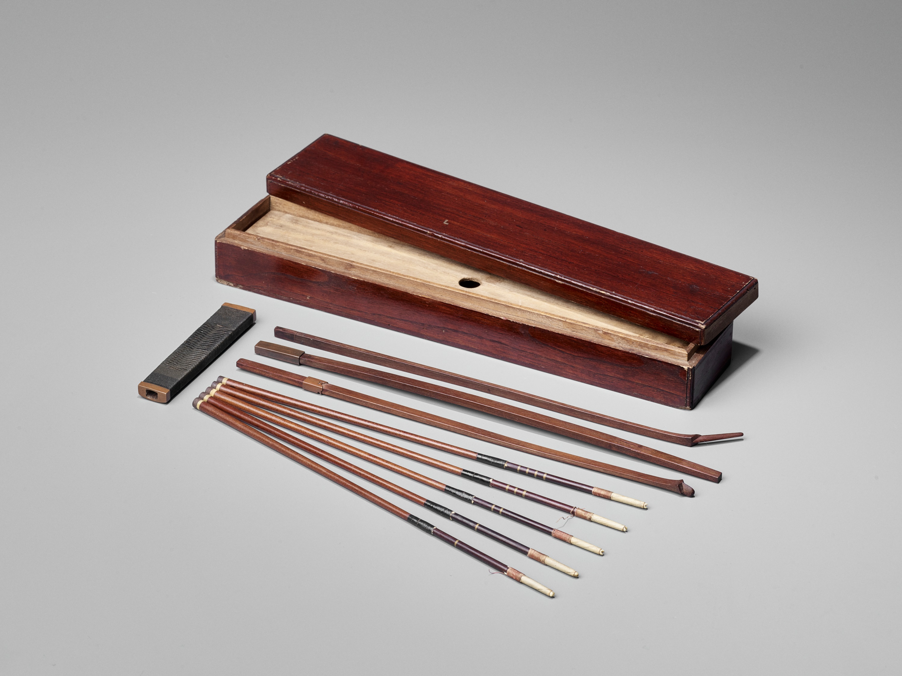 A RARE MINIATURE LADIES INDOOR ARCHERY SET - Image 4 of 6