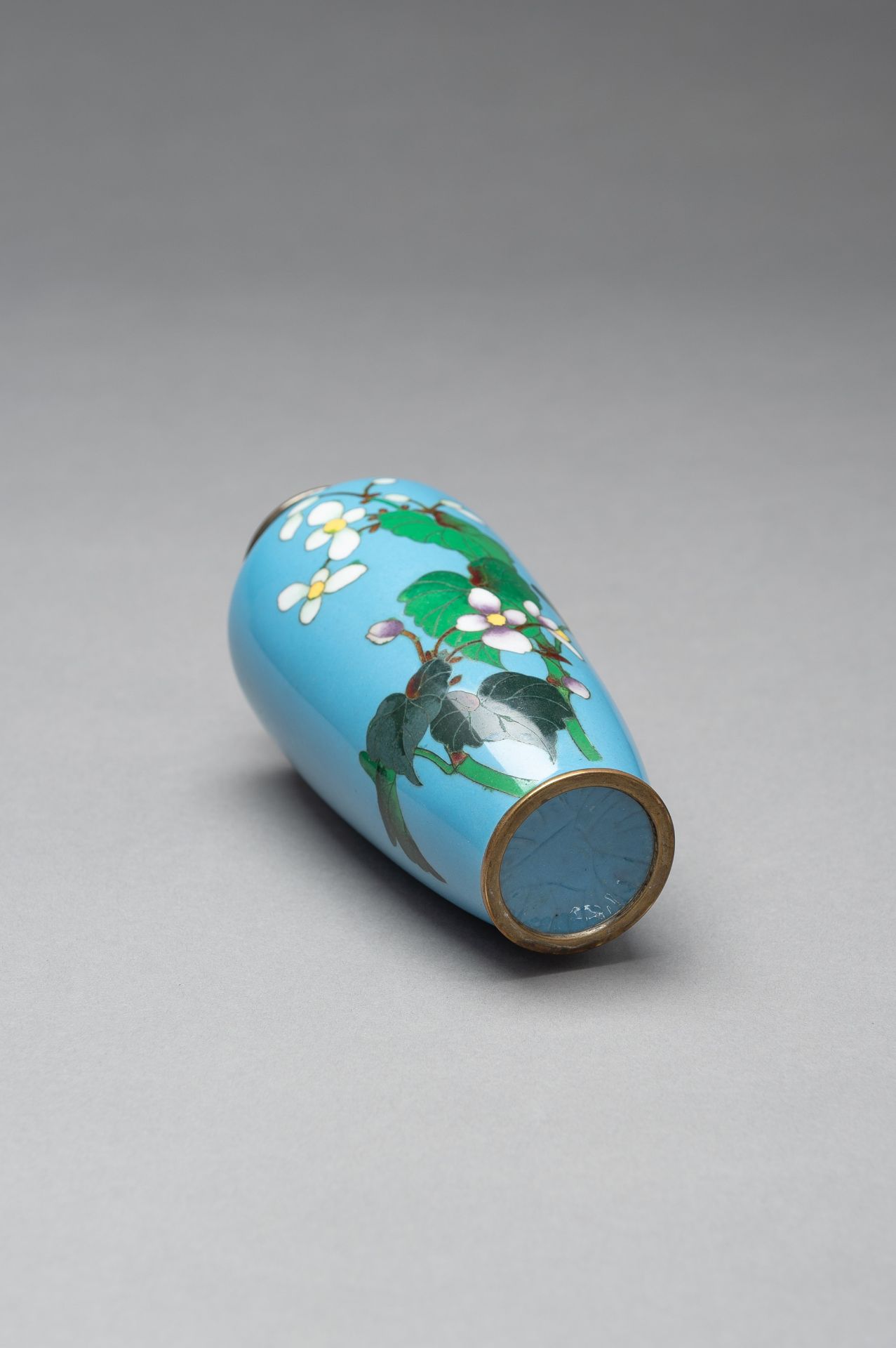 A LIGHT BLUE CLOISONNE ENAMEL VASE - Image 7 of 8