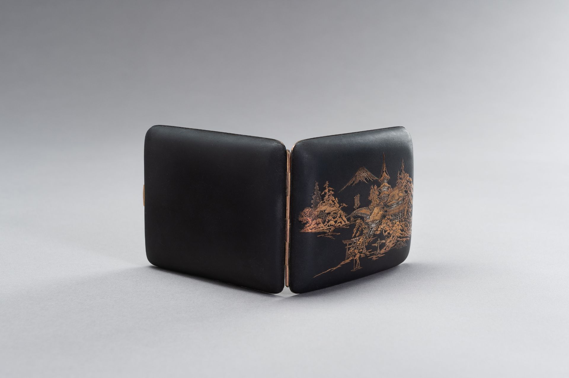 AN IRON KOMAI STYLE CIGARETTE CASE DEPICTING MOUNT FUJI - Image 6 of 8