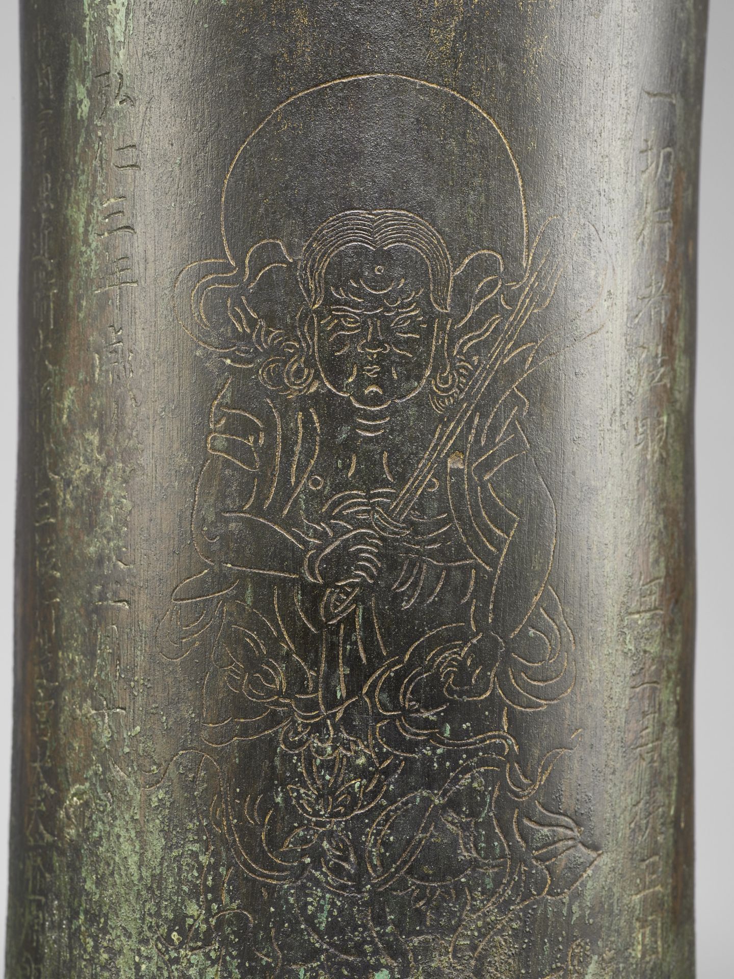 A VERY RARE AND EARLY BRONZE SUTRA CANISTER - Bild 3 aus 10