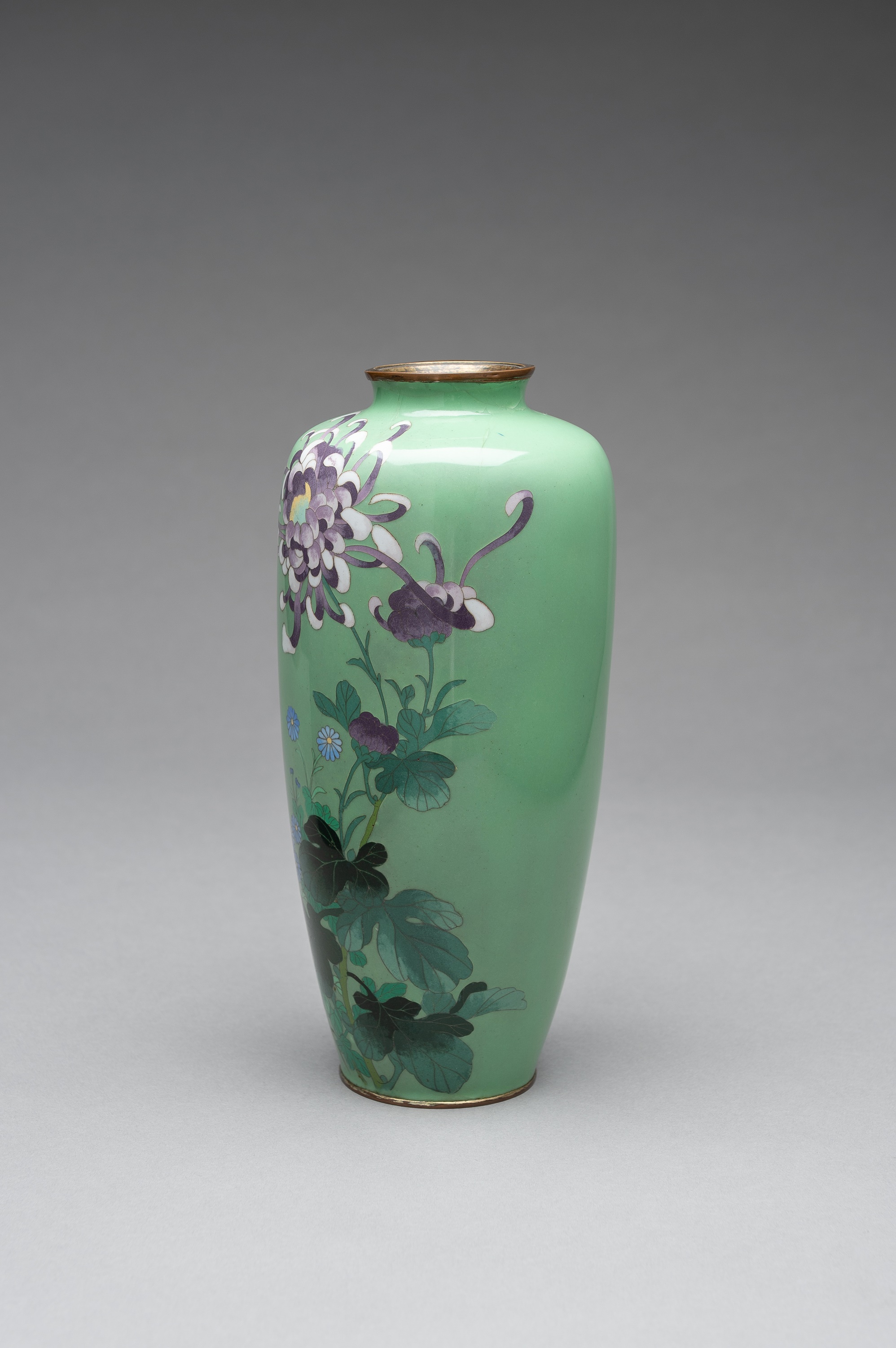 A PALE GREEN CLOISONNE ENAMEL VASE - Image 3 of 8