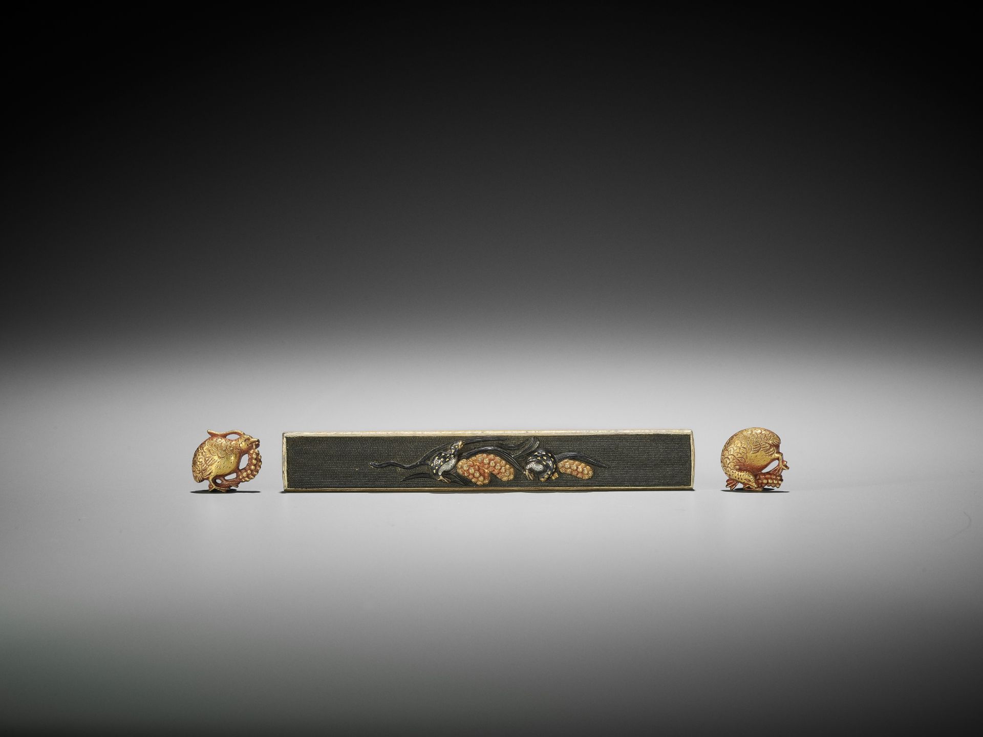 A RARE SET OF A KOZUKA AND MATCHING GOLD MENUKI PAIR DEPICTING QUAILS AND MILLET - Image 2 of 8