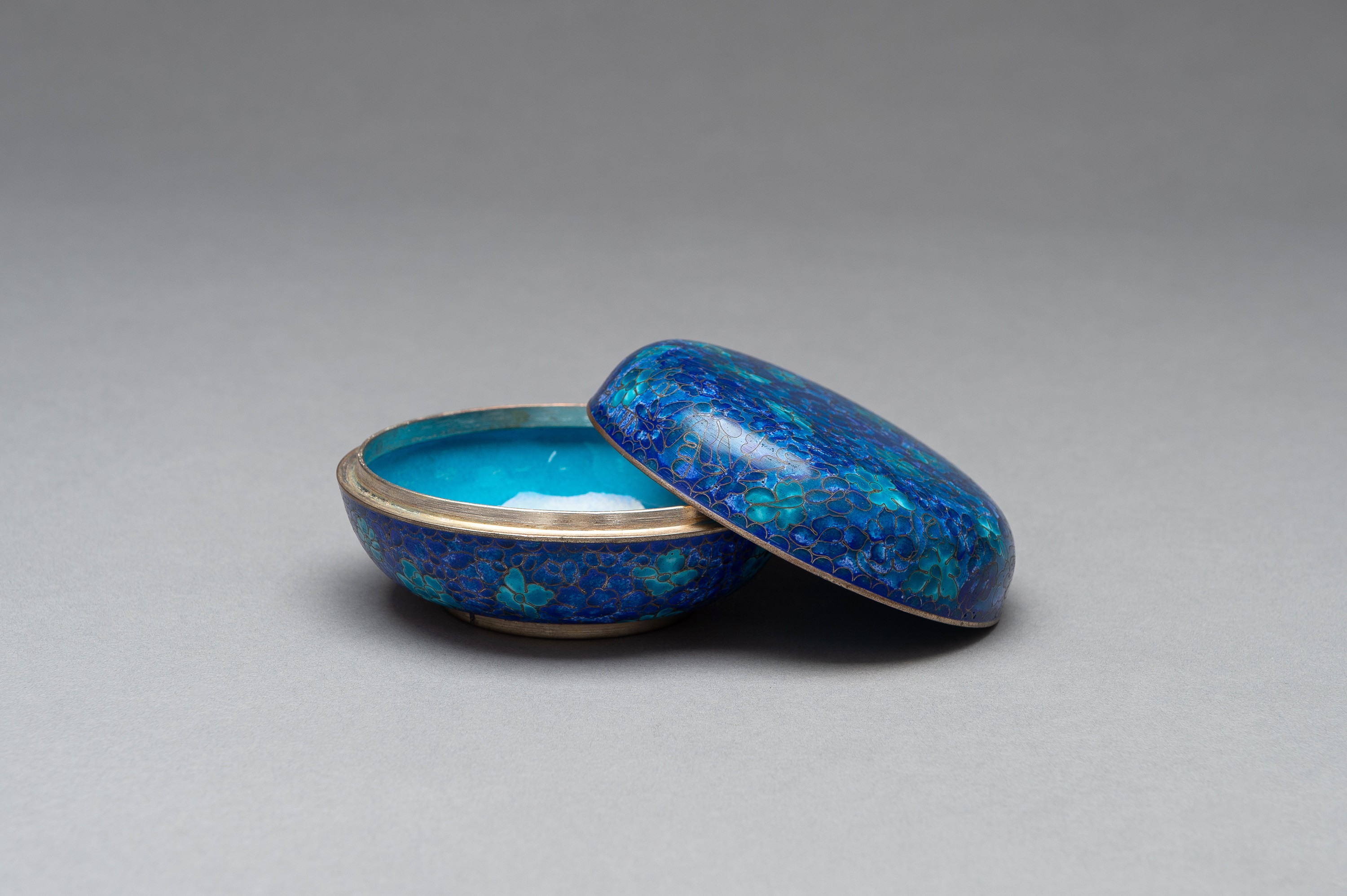 A LIDDED CLOISONNE BOX - Image 8 of 11