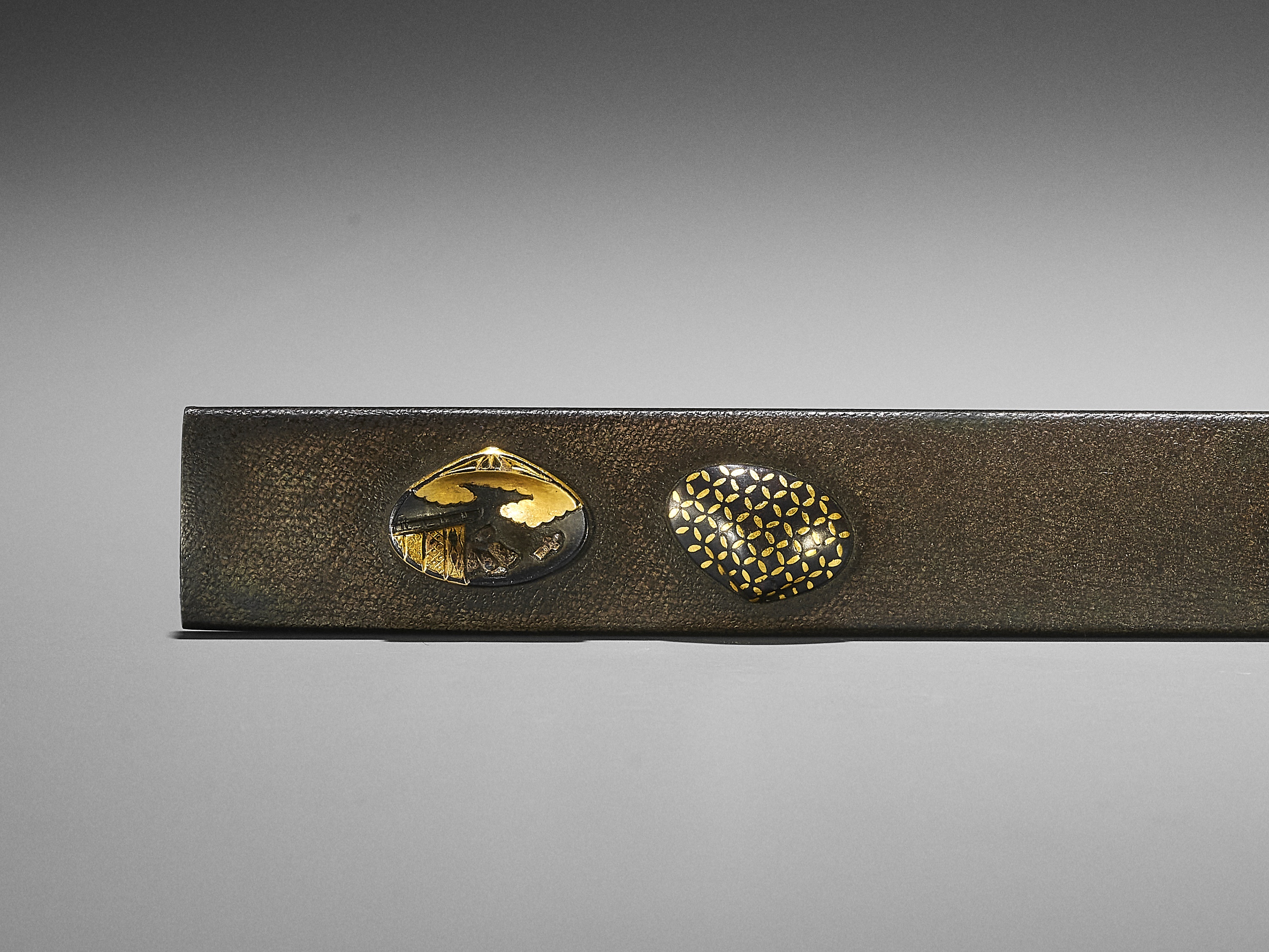 AN INLAID SHIBUICHI KOZUKA WITH SHELLS FOR KAI-AWASE (SHELL-MATCHING GAME) - Image 3 of 4