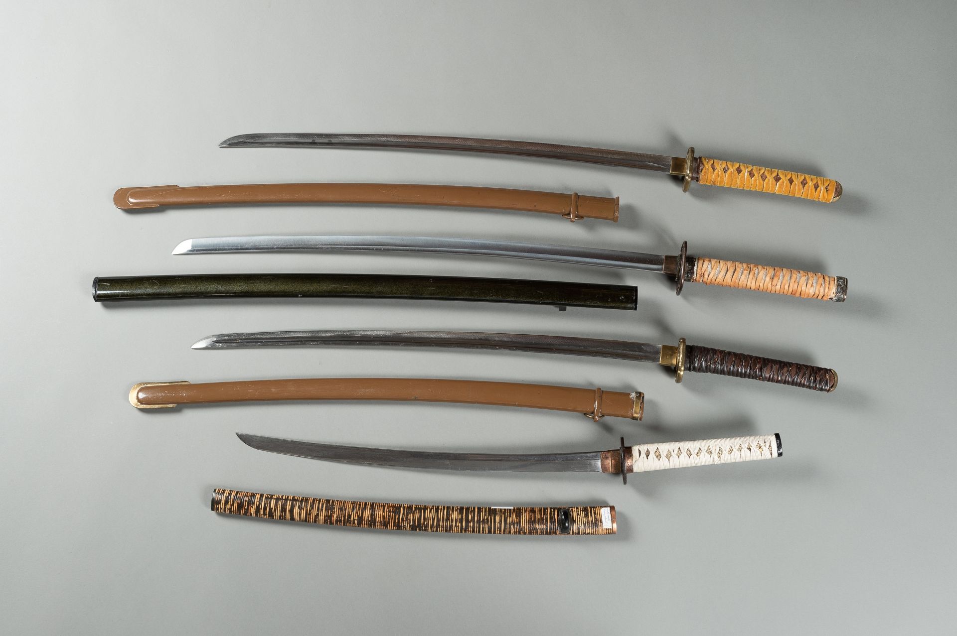 A GROUP OF TEN SWORDS - Bild 7 aus 8