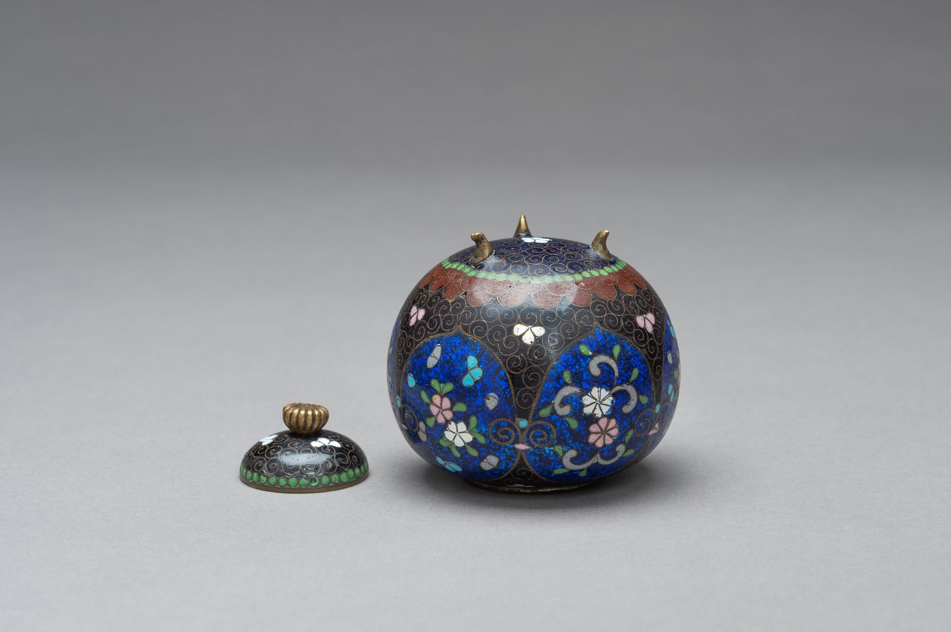 A CLOISONNE KORO WITH COVER - Image 9 of 10