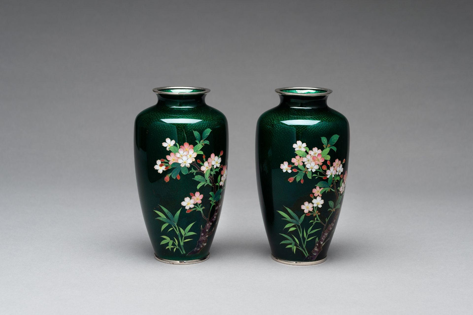 A PAIR OF ANDO STYLE GINBARI CLOISONNE VASES - Image 6 of 8