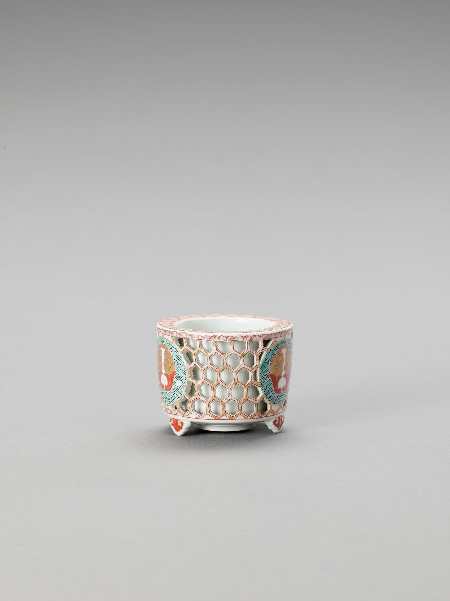 A RETICULATED IMARI PORCELAIN CENSER - Image 4 of 6