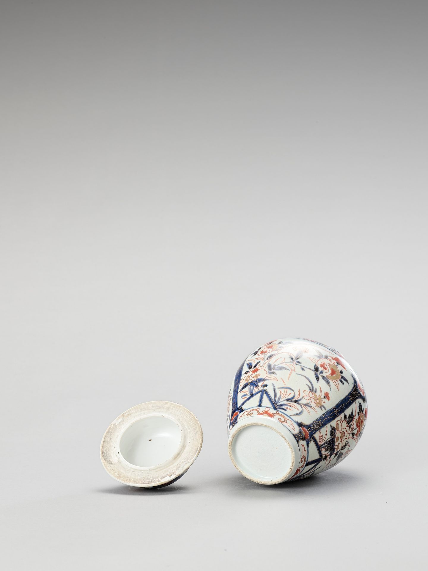 AN IMARI PORCELAIN VASE AND COVER - Image 6 of 7