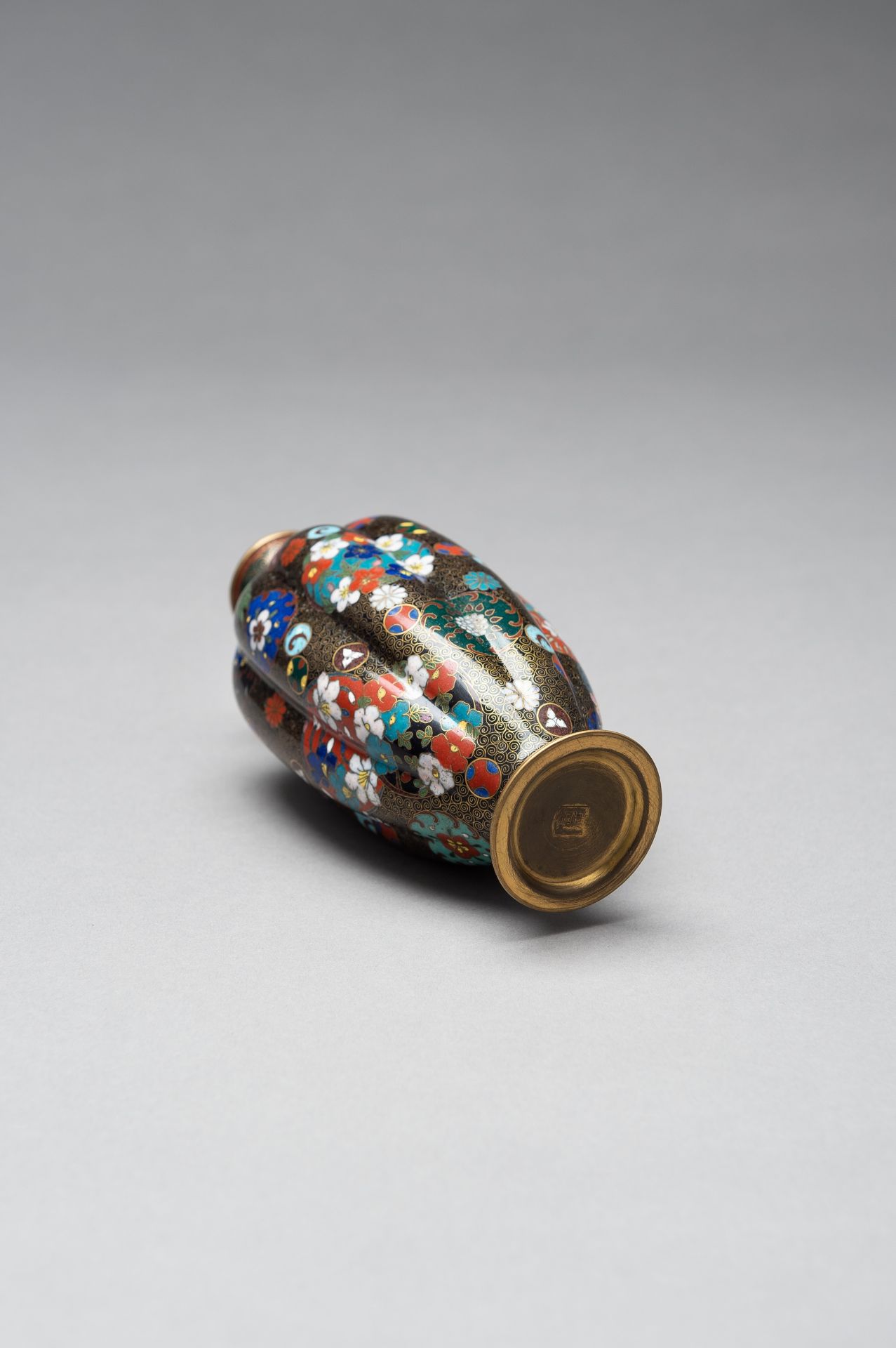 A CLOISONNE ENAMEL LOBED VASE - Image 8 of 9