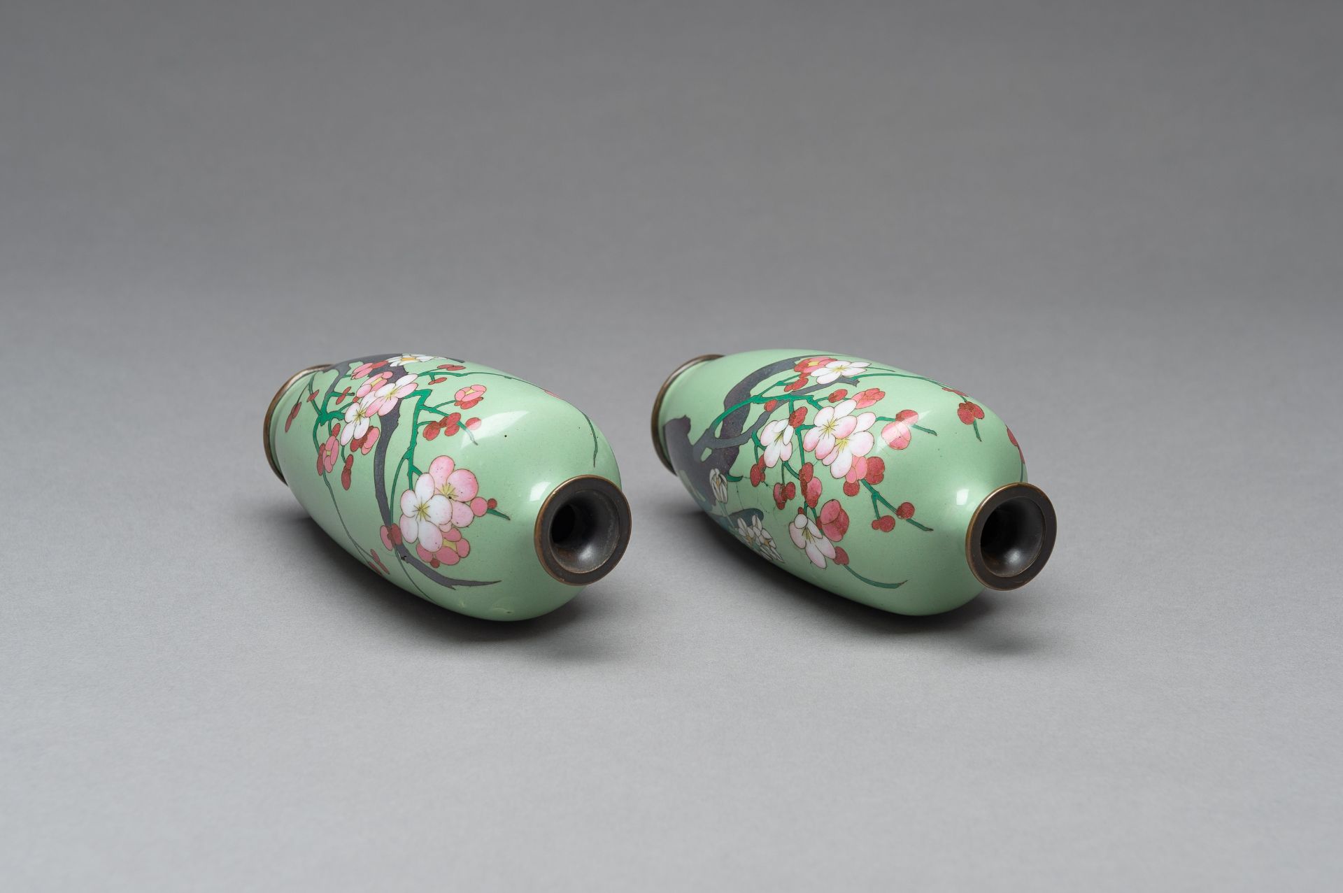 A PAIR OF CLOISONNE ENAMEL VASES - Image 8 of 8