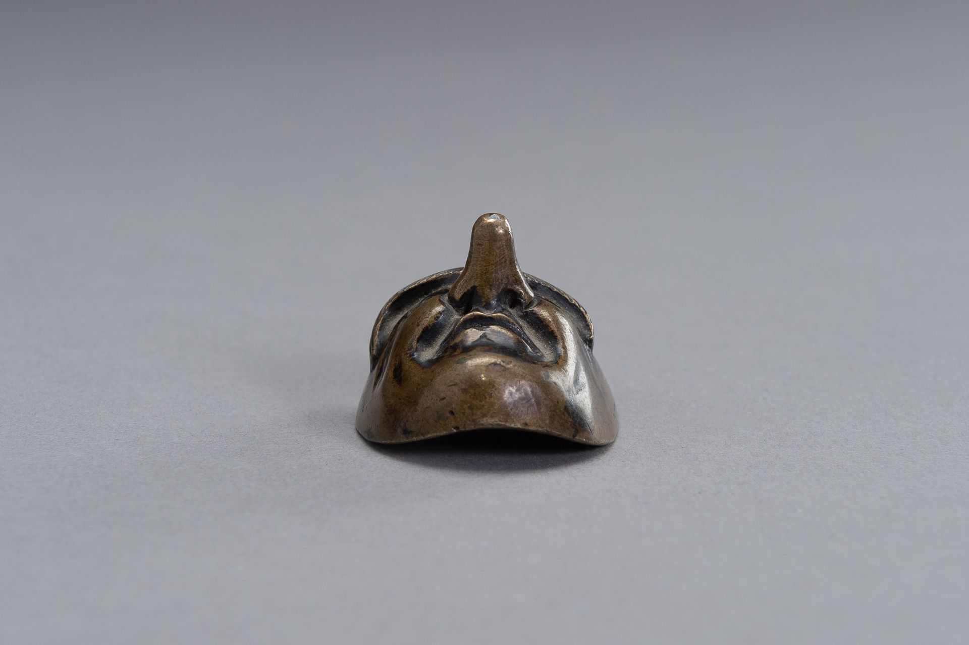 A BRONZE SCROLL WEIGHT IN THE SHAPE OF A NOH MASK - Bild 8 aus 9