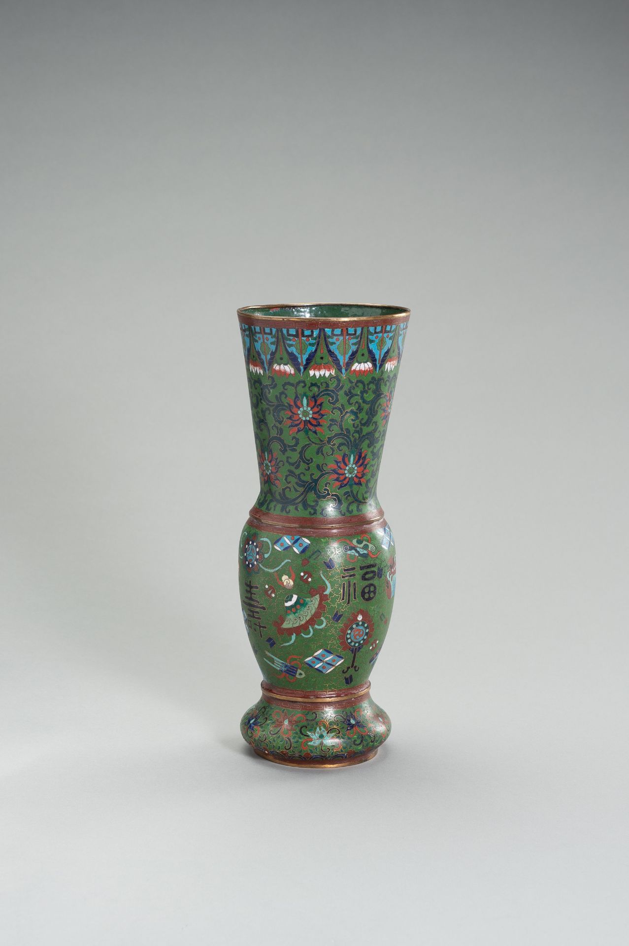 A LARGE CLOISONNE ENAMEL VASE WITH LOTUS AND AUSPICIOUS SYMBOLS - Image 5 of 11