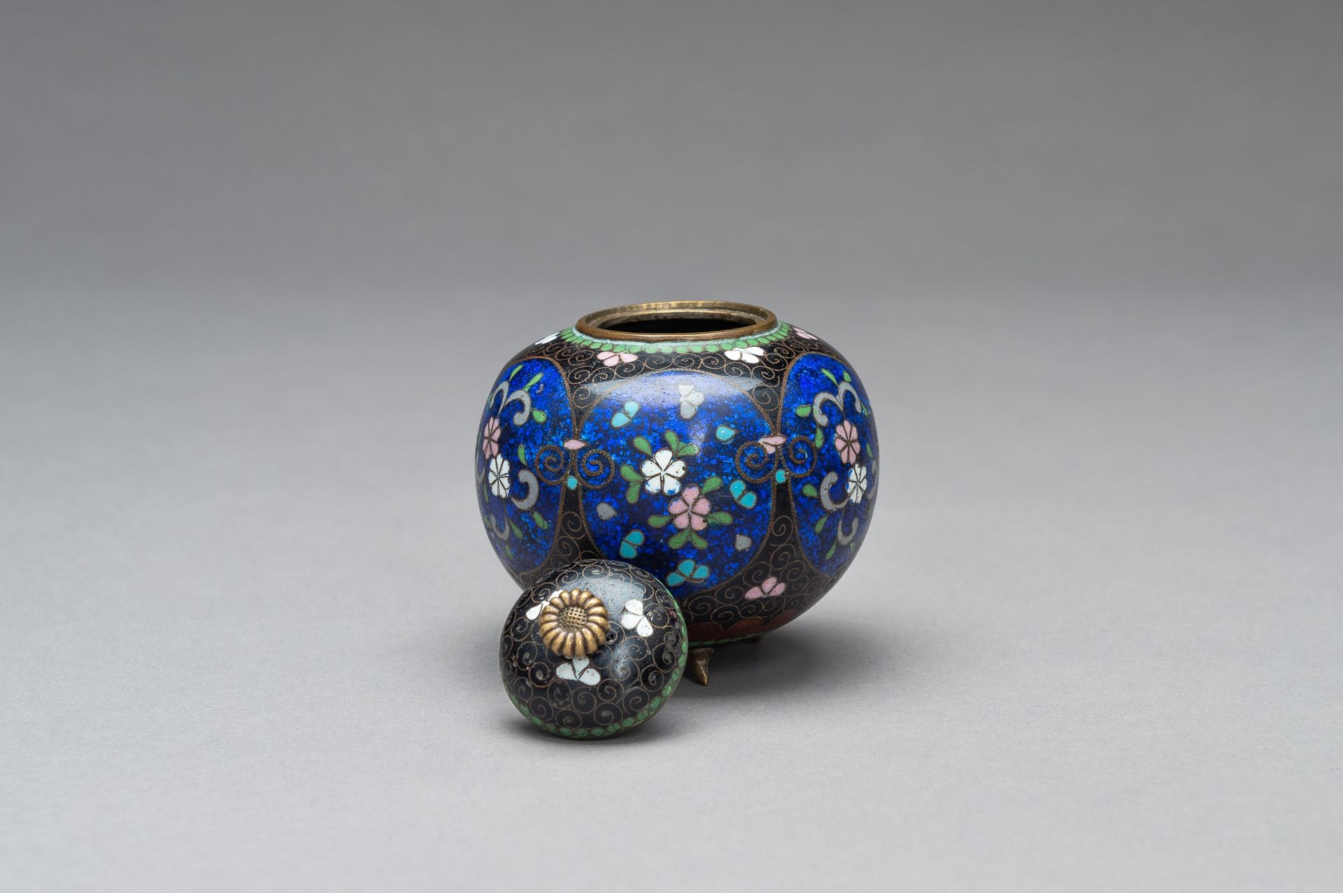 A CLOISONNE KORO WITH COVER - Image 7 of 10