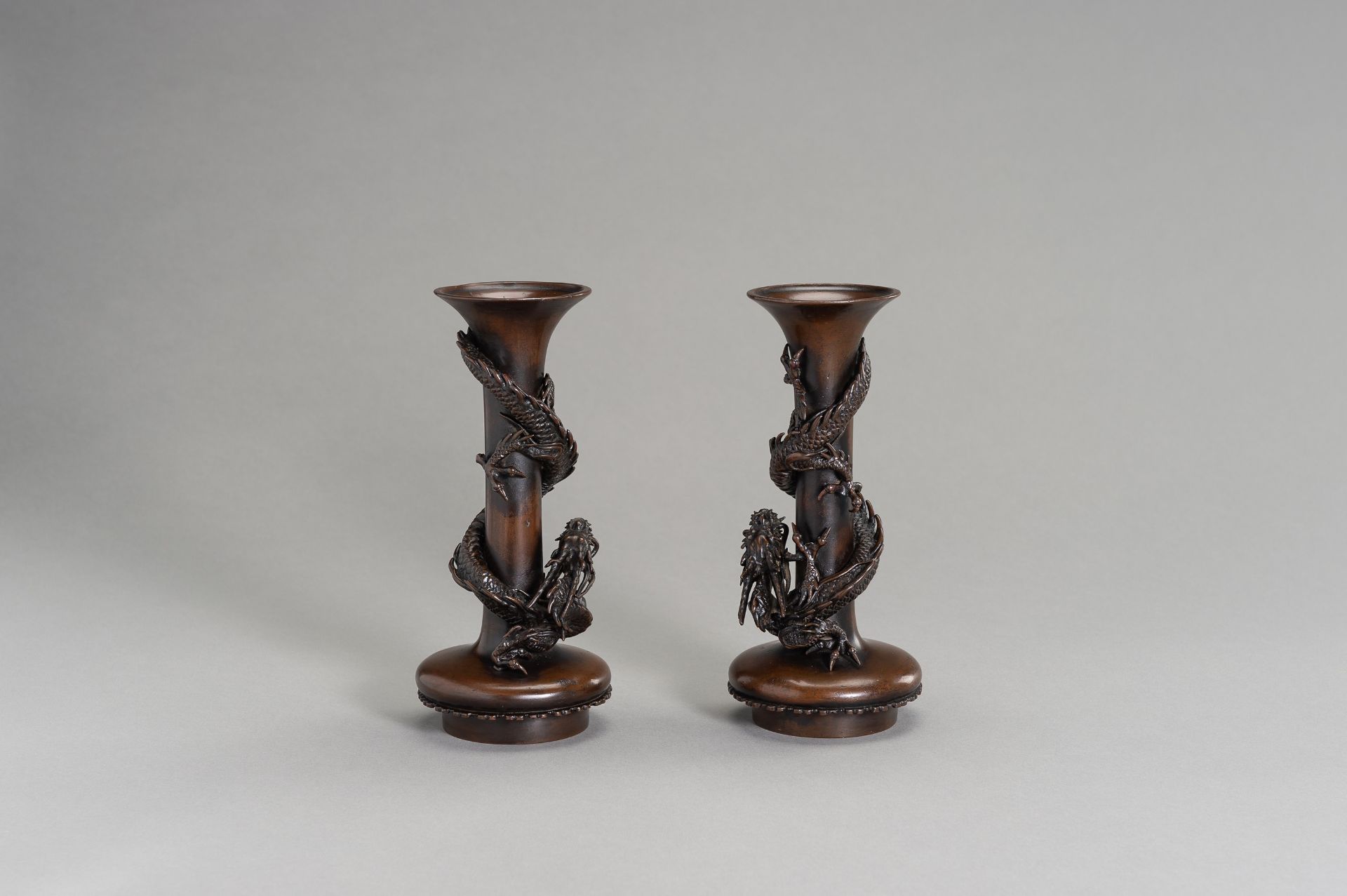 SUZUKI MASAYOSHI: A FINE PAIR OF BRONZE VASES WITH DRAGONS - Bild 5 aus 11