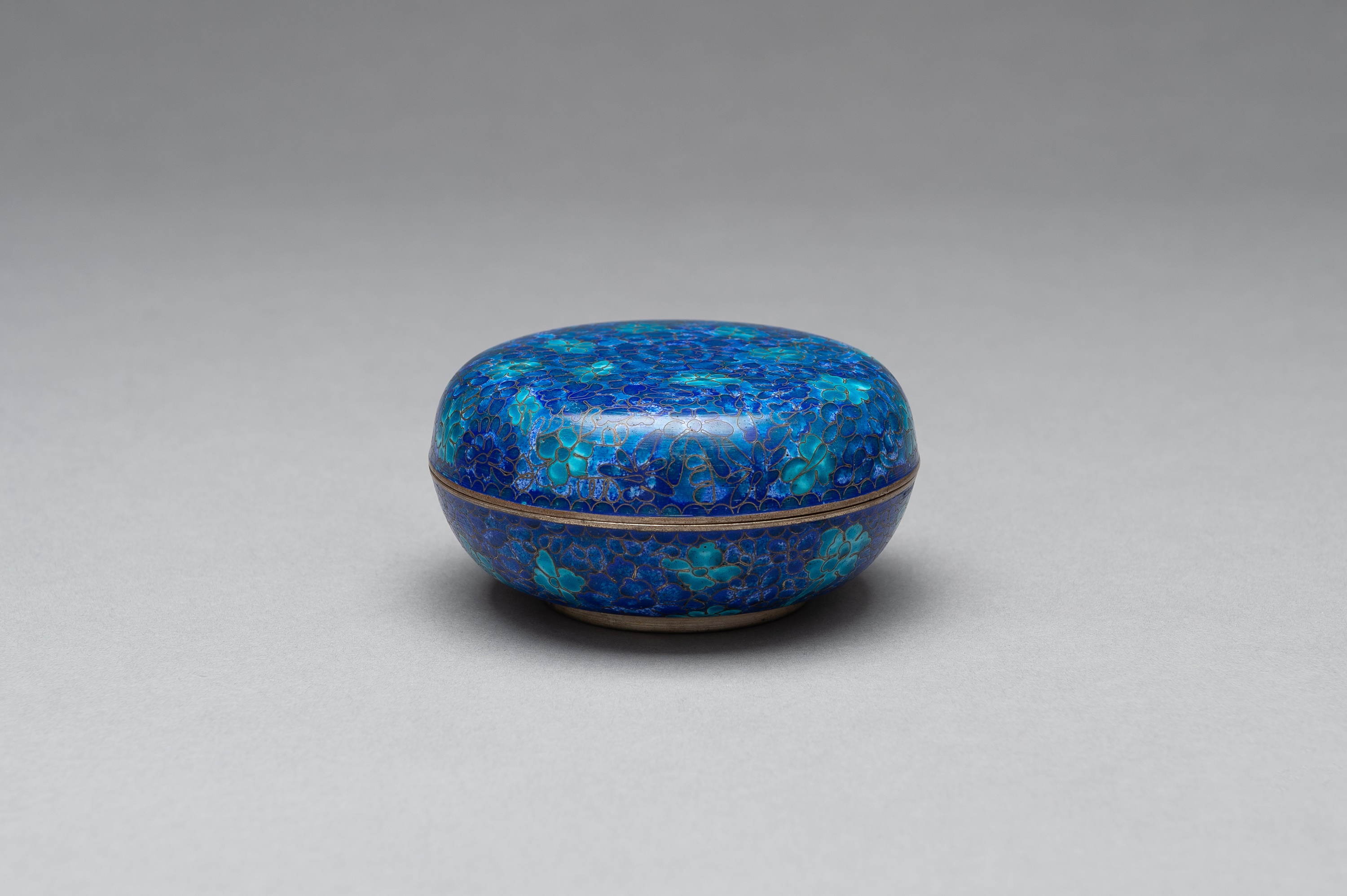 A LIDDED CLOISONNE BOX - Image 2 of 11