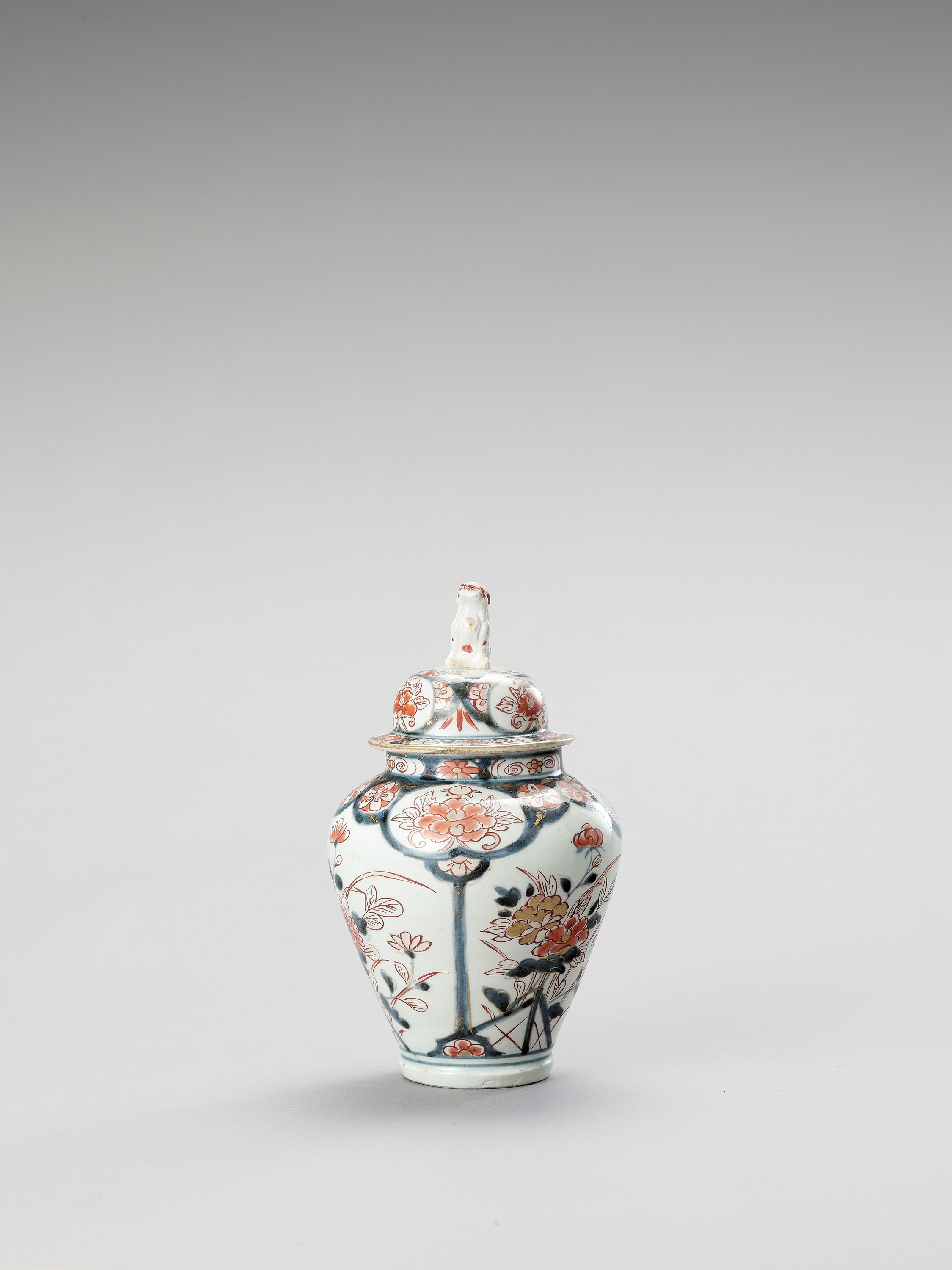 AN IMARI PORCELAIN VASE AND COVER - Image 3 of 7