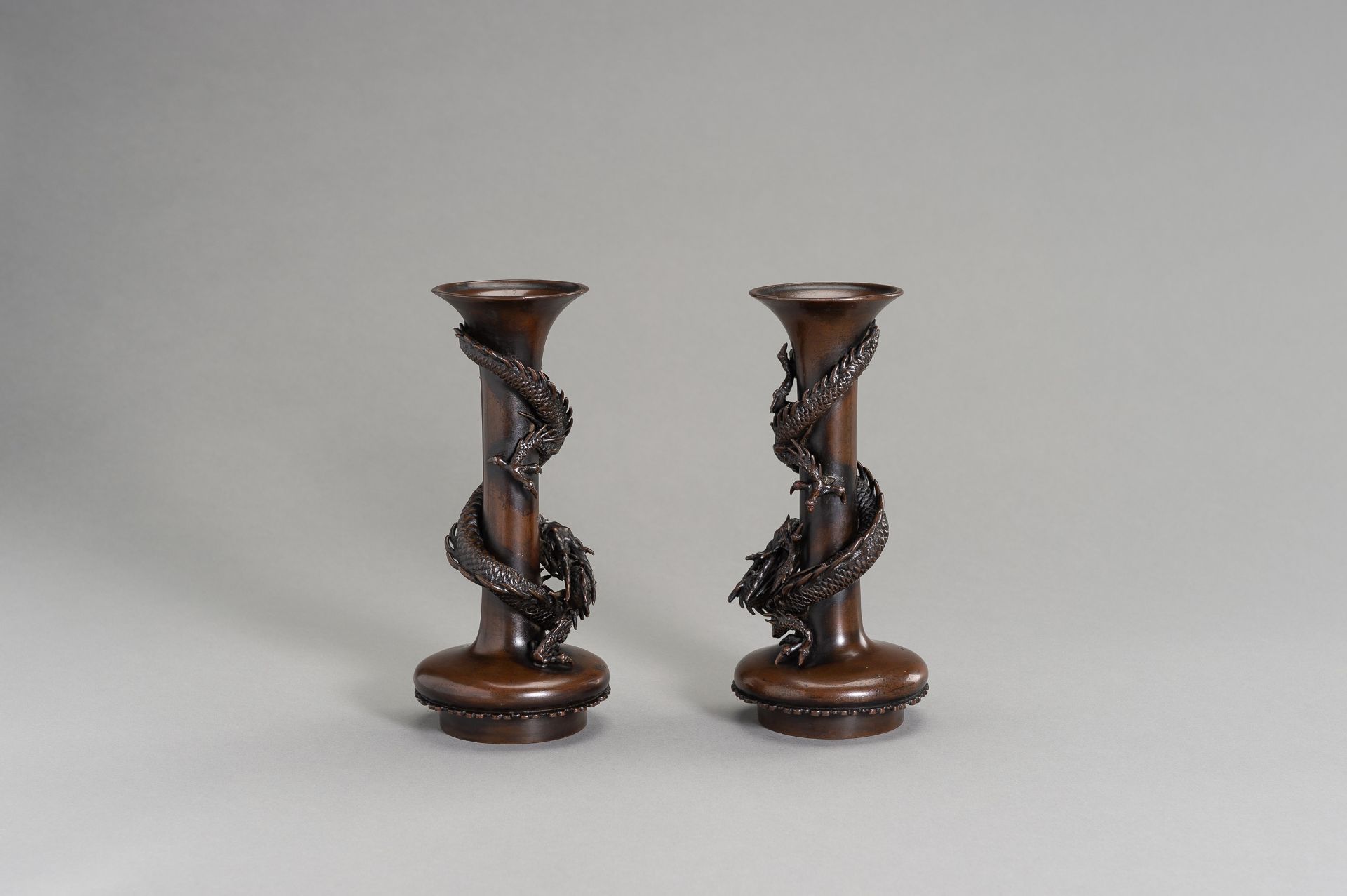 SUZUKI MASAYOSHI: A FINE PAIR OF BRONZE VASES WITH DRAGONS - Bild 4 aus 11