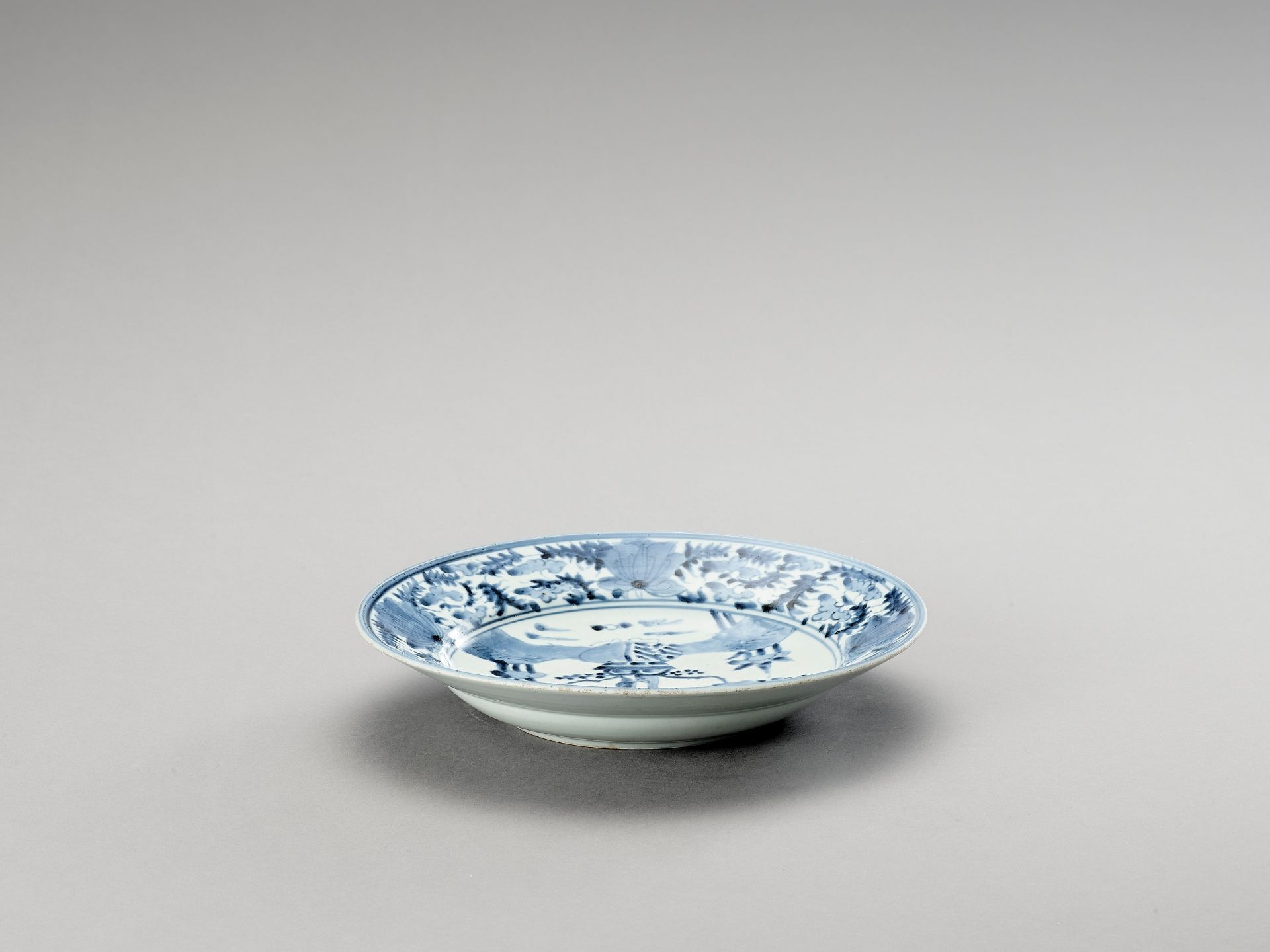 A 'KRAAK' STYLE BLUE AND WHITE PORCELAIN DISH - Image 4 of 4