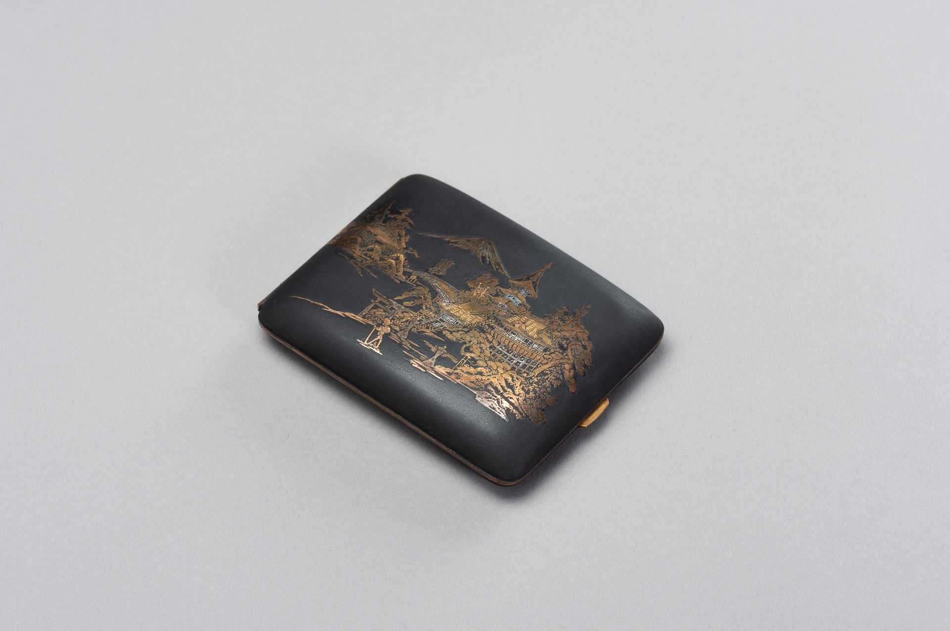 AN IRON KOMAI STYLE CIGARETTE CASE DEPICTING MOUNT FUJI - Image 8 of 8