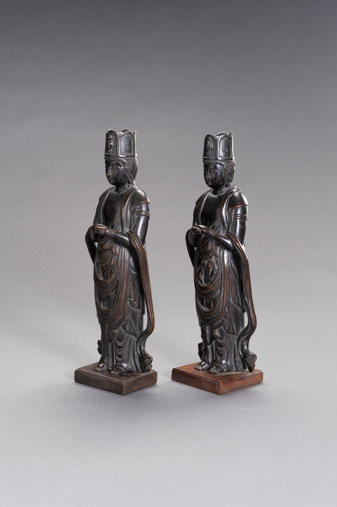 A PAIR OF JAPANESE BRONZE FIGURES DEPICTING KANNON - Bild 3 aus 8