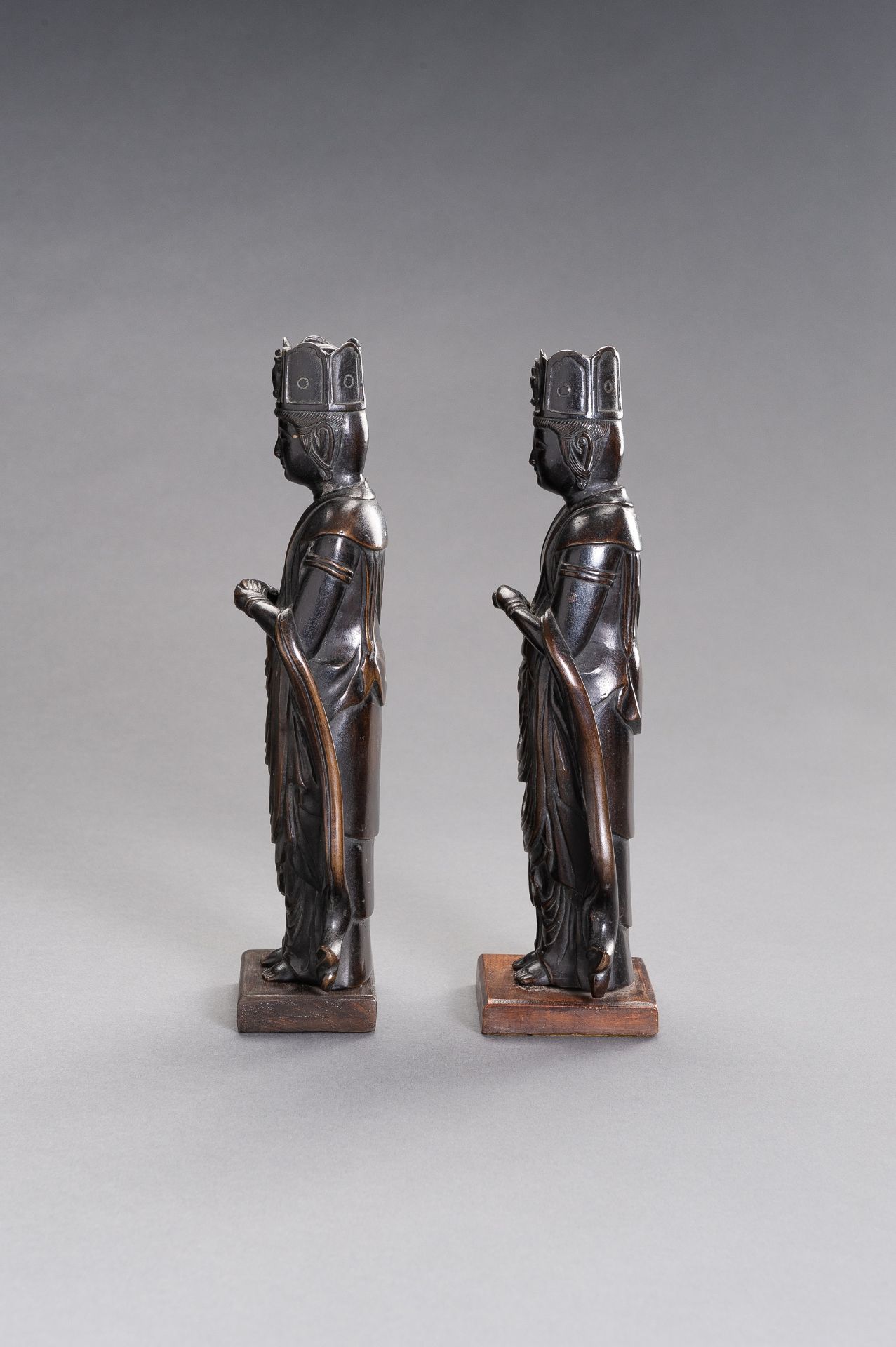 A PAIR OF JAPANESE BRONZE FIGURES DEPICTING KANNON - Bild 4 aus 8