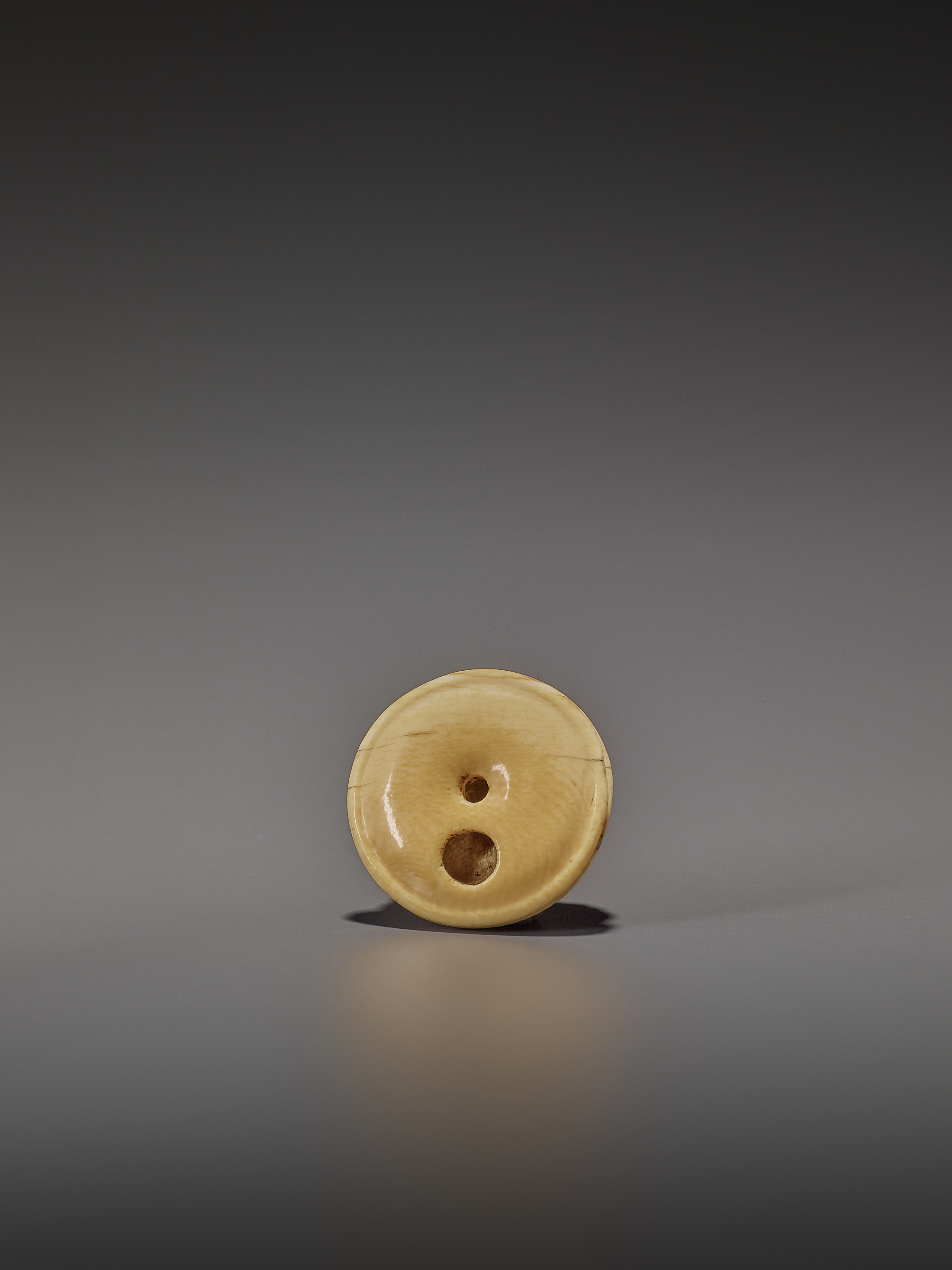 AN IVORY NETSUKE OF A SHAGGY DOG ON A ZABUTON - Image 2 of 3