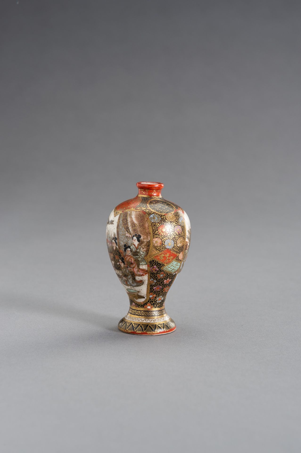 A FINE SATSUMA EARTHENWARE VASE DEPICTING COURT LADIES AND A LANDSCAPE - Image 7 of 10