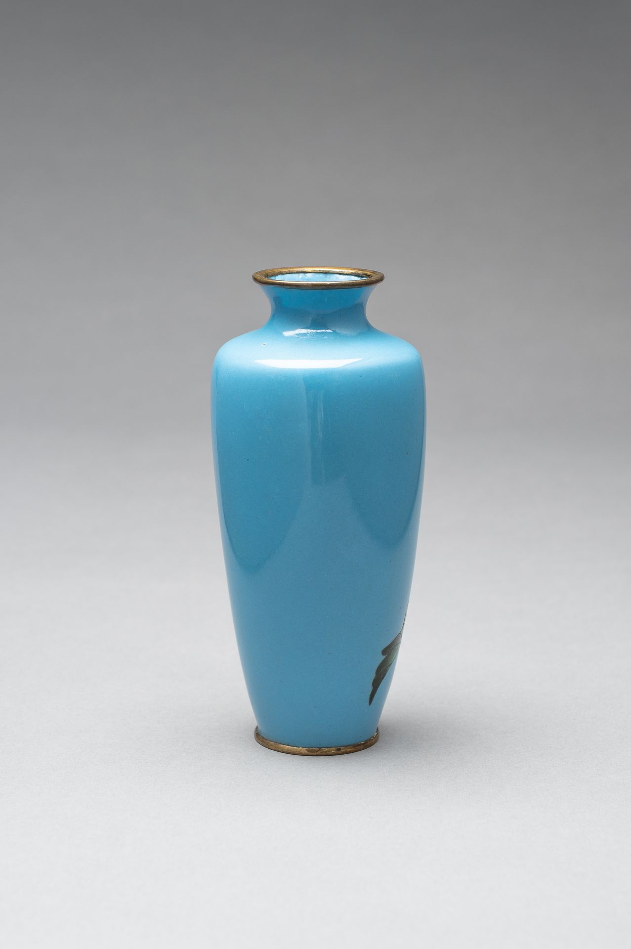 A LIGHT BLUE CLOISONNE ENAMEL VASE - Image 4 of 8